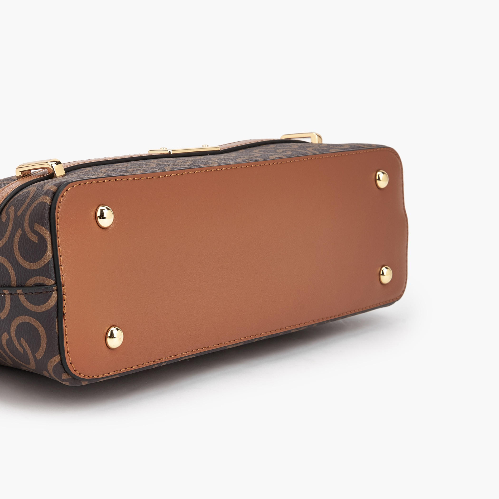شنطة كتف بحزام سلسلة وطبعات مونوجرام من سيليست-women-bagsandwallets-handbags-image-7