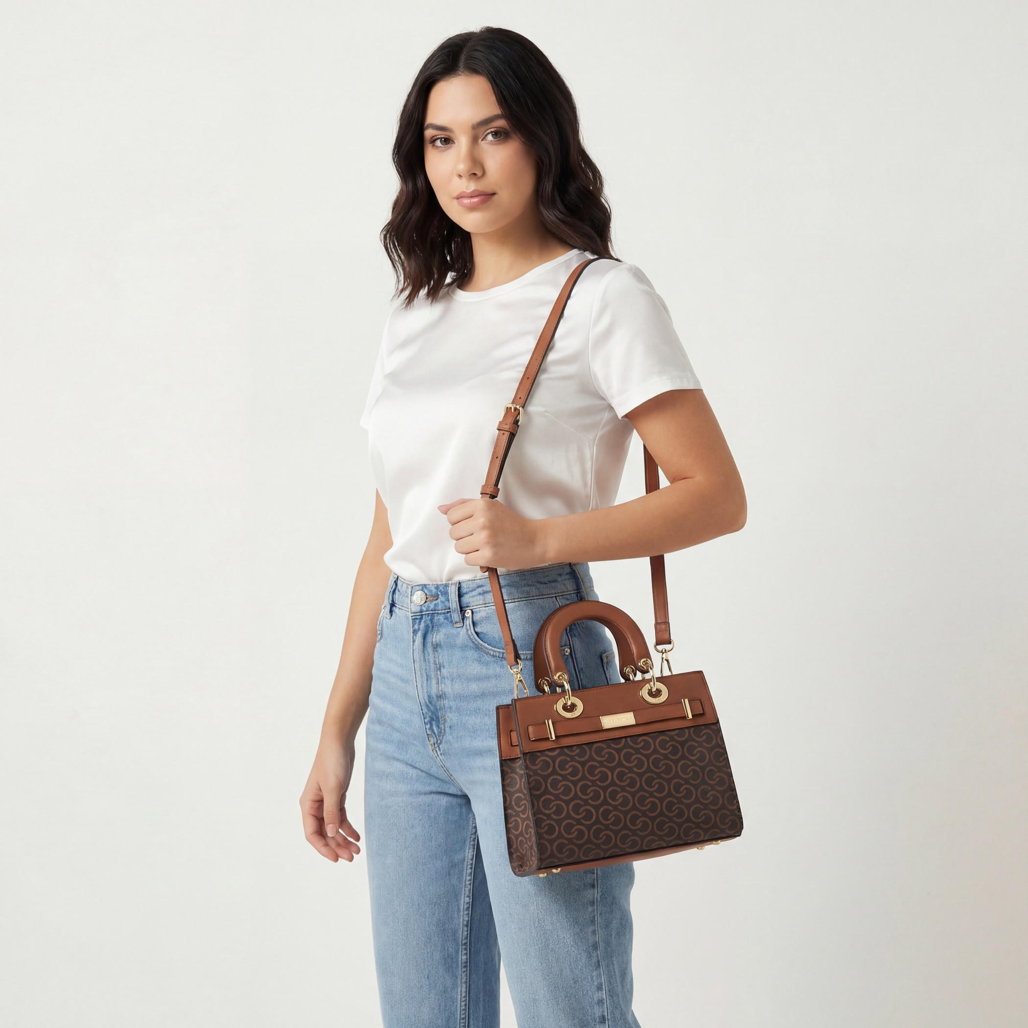 شنطة توتي بمقابض وطبعات مونوجرام من سيليست-women-bagsandwallets-handbags-image-7