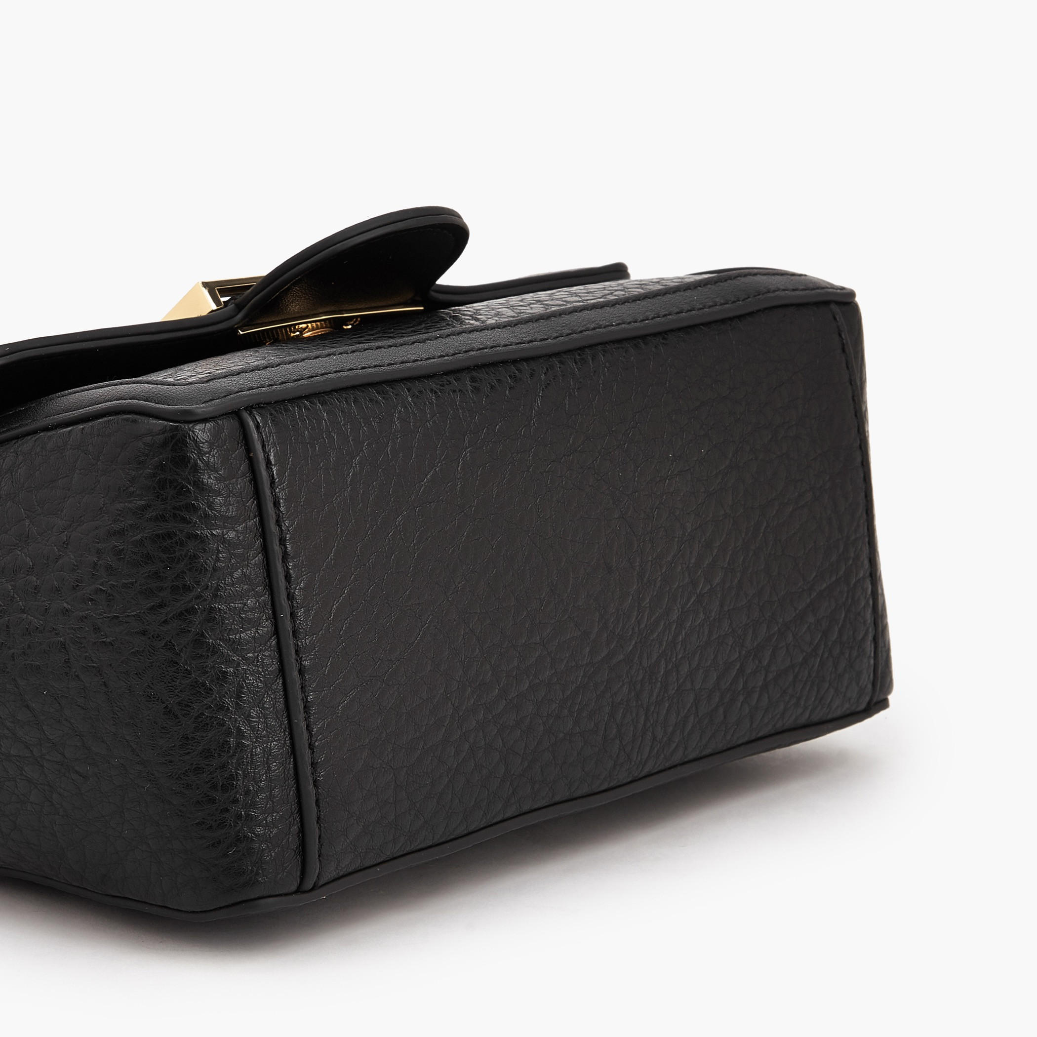 شنطة كروس بودي بارزة الملمس بزر إغلاق من سيليست-women-bagsandwallets-handbags-image-2