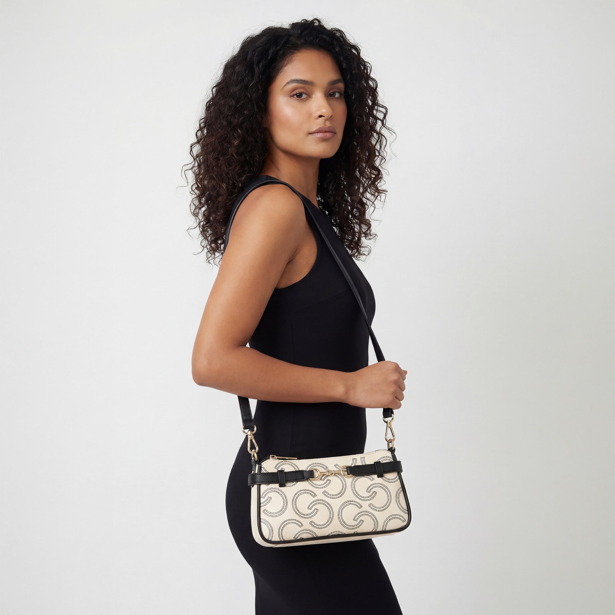 شنطة كتف بسحاب إغلاق وتطريز مونوجرام من سيليست-women-bagsandwallets-handbags-image-2