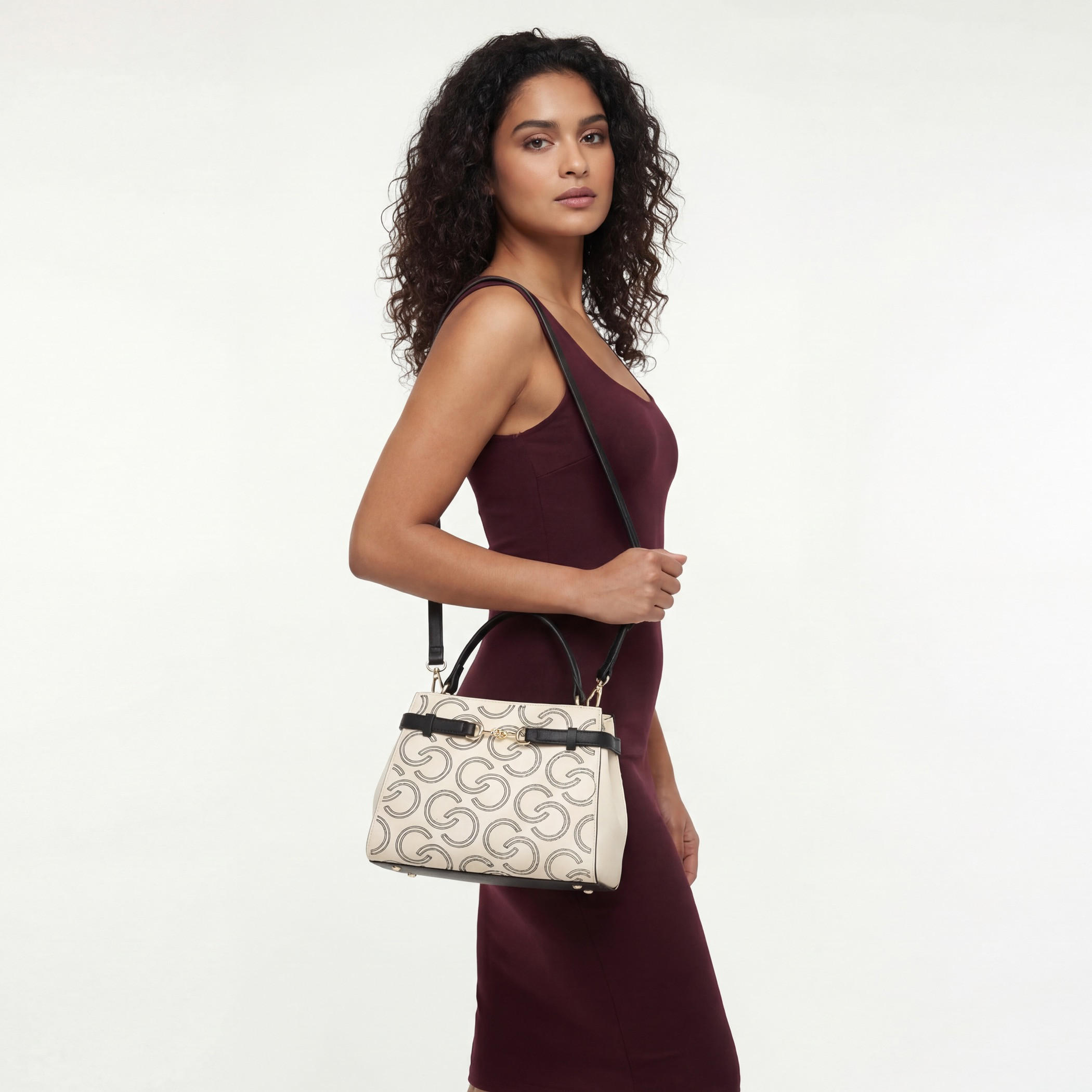 شنطة توتي بتطريز مونوجرام وحزام قابل للتعديل من سيليست-women-bagsandwallets-handbags-image-2