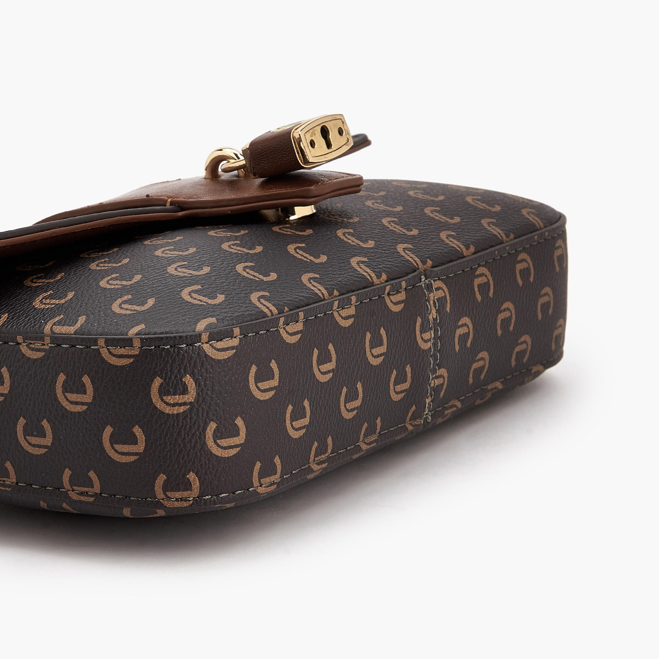 شنطة كروس بودي بارزة الملمس مع حزام قابل للتعديل من لو كونفور-women-bagsandwallets-handbags-image-7