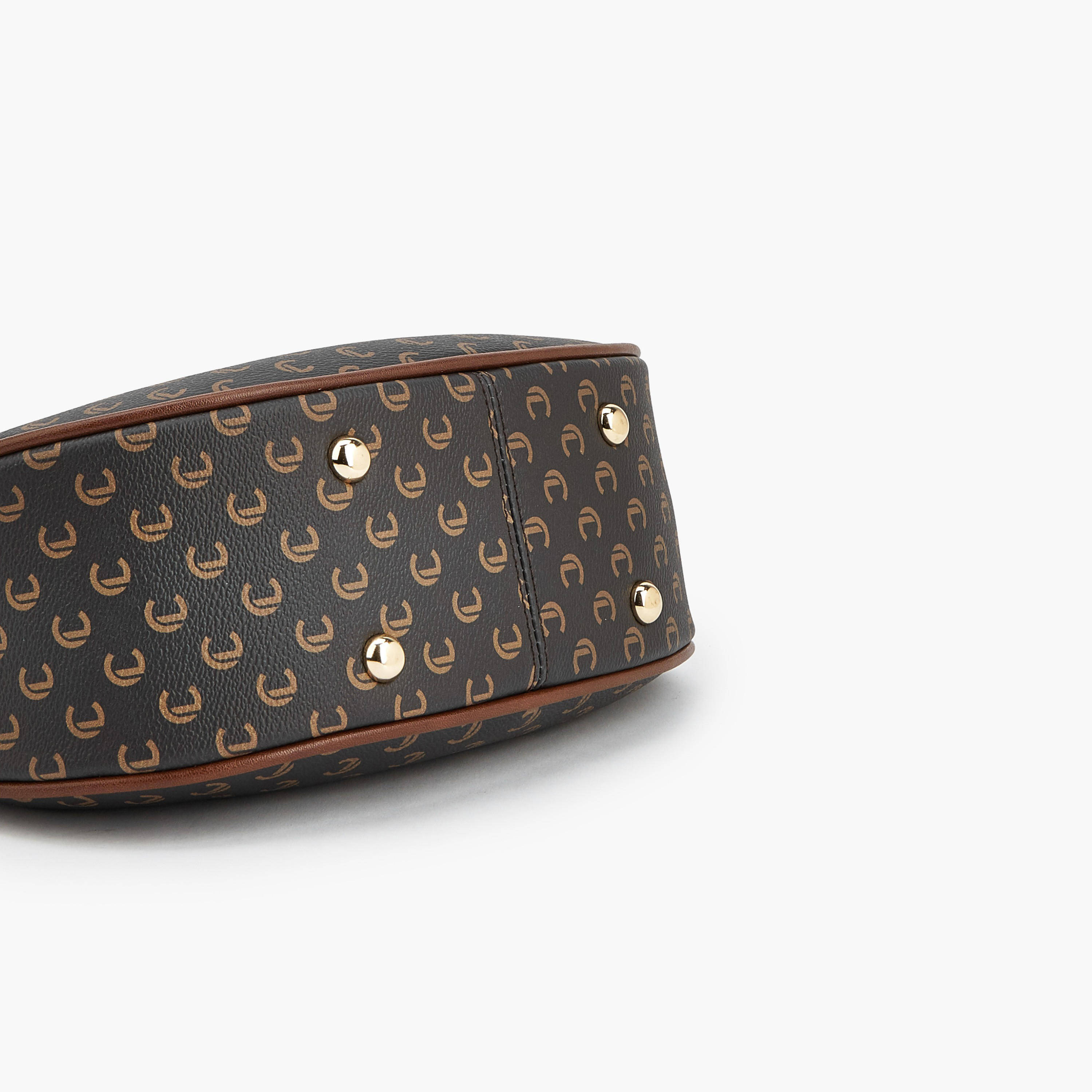 شنطة كتف بحزام قابل للتعديل وطبعات مونوجرام من لو كونفورت-women-bagsandwallets-handbags-image-7