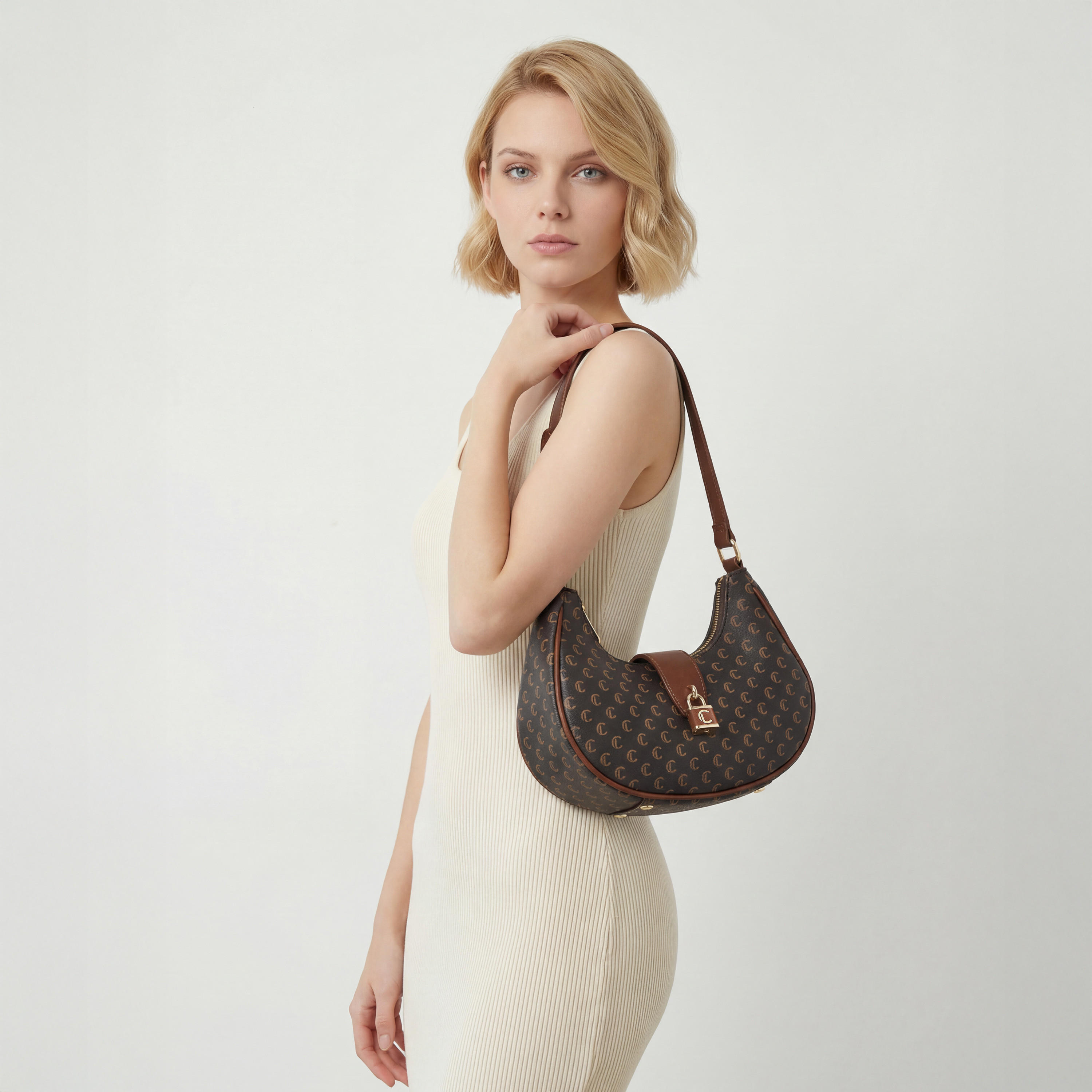 شنطة كتف بحزام قابل للتعديل وطبعات مونوجرام من لو كونفورت-women-bagsandwallets-handbags-image-2