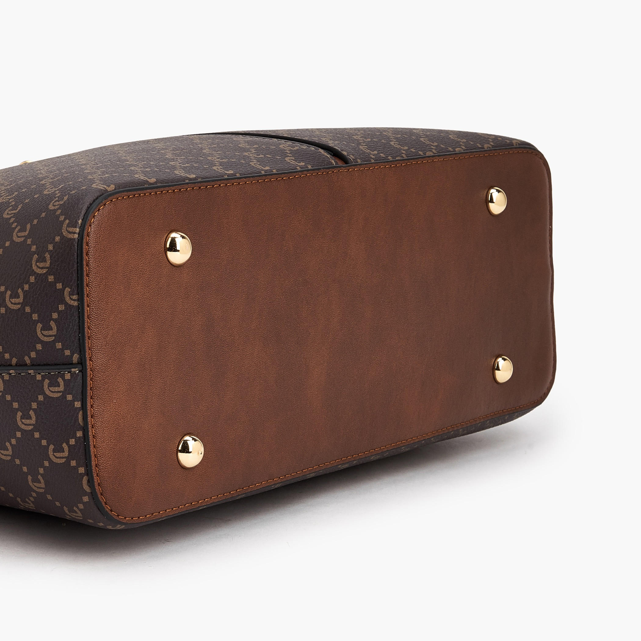 شنطة توتي بمقابض مزدوجة وطبعات مونوجرام من لو كونفورت-women-bagsandwallets-handbags-image-6