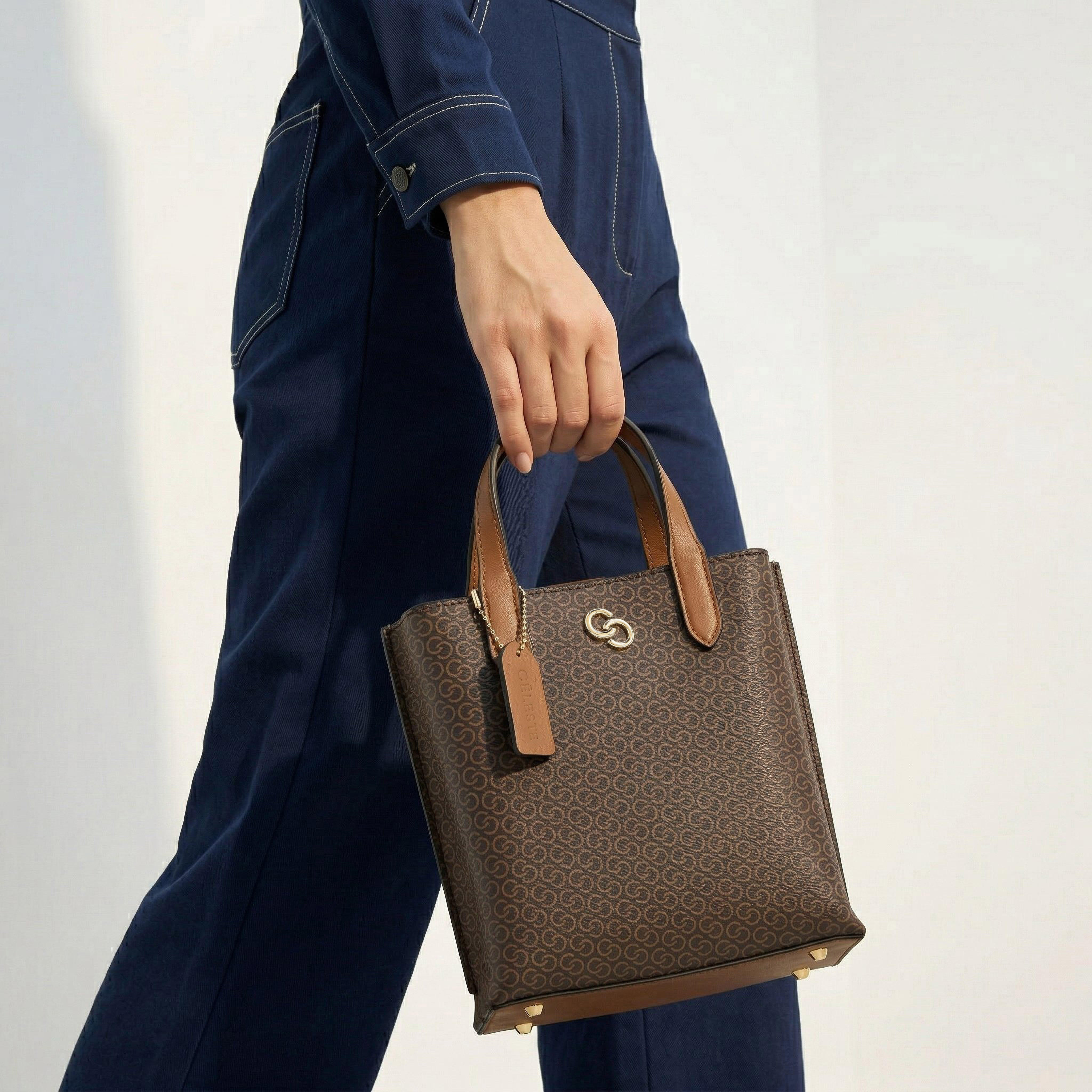 شنطة توتي بمقابض مزدوجة وطبعات مونوجرام من سيليست-women-bagsandwallets-handbags-image-1