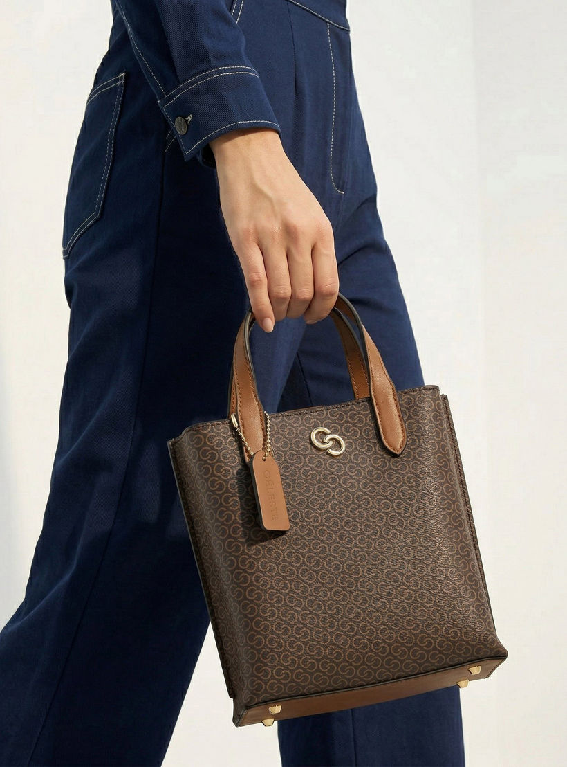 شنطة توتي بمقابض مزدوجة وطبعات مونوجرام من سيليست-women-bagsandwallets-handbags-image-1