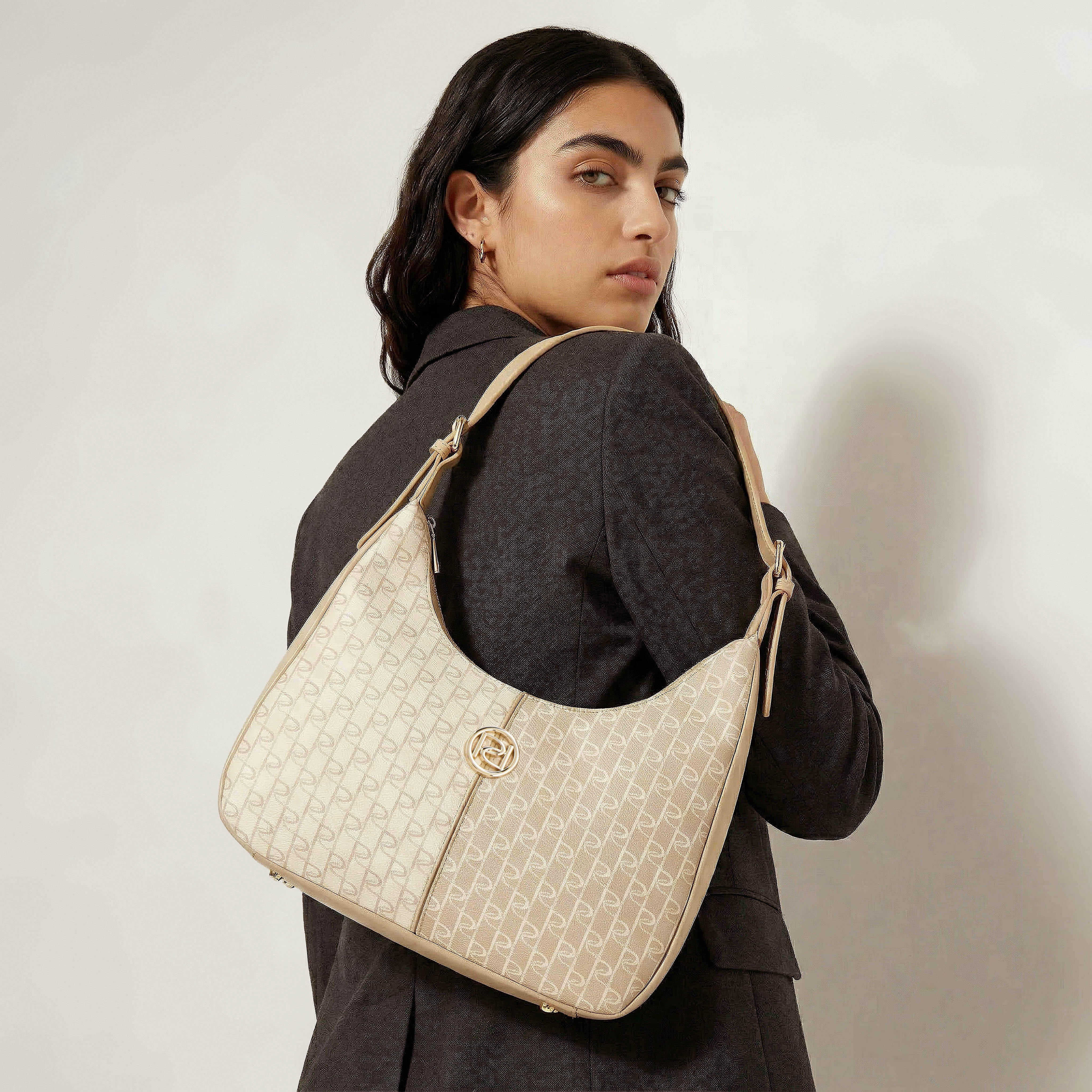 شنطة كتف بطبعات مونوجرام وسحاب إغلاق من بابريكا-women-bagsandwallets-handbags-image-1