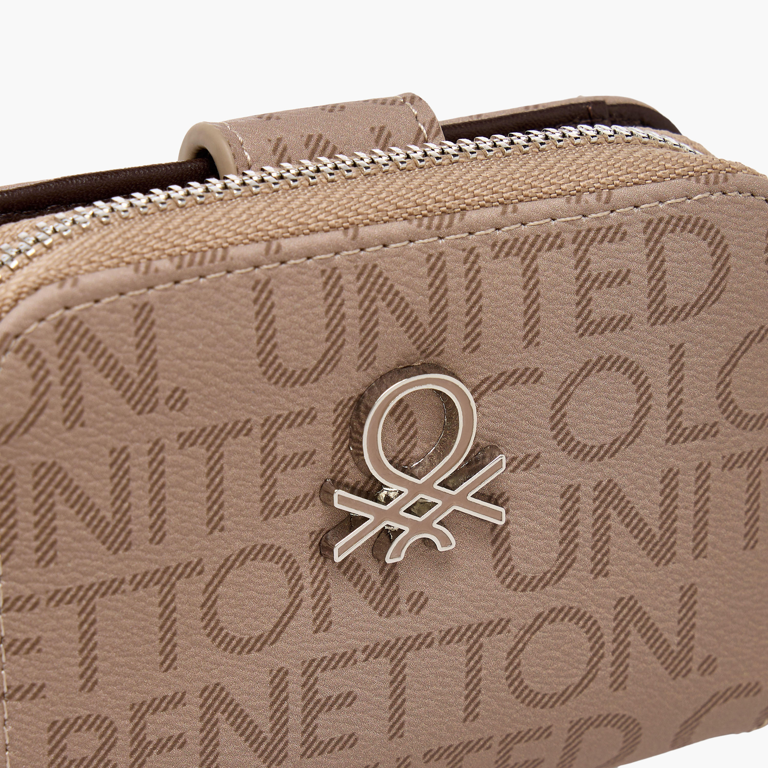 محفظة بسحاب إغلاق وبطبعات مونوجرام من يونايتد كلرز أوف بينيتون-women-bagsandwallets-wallets-image-3