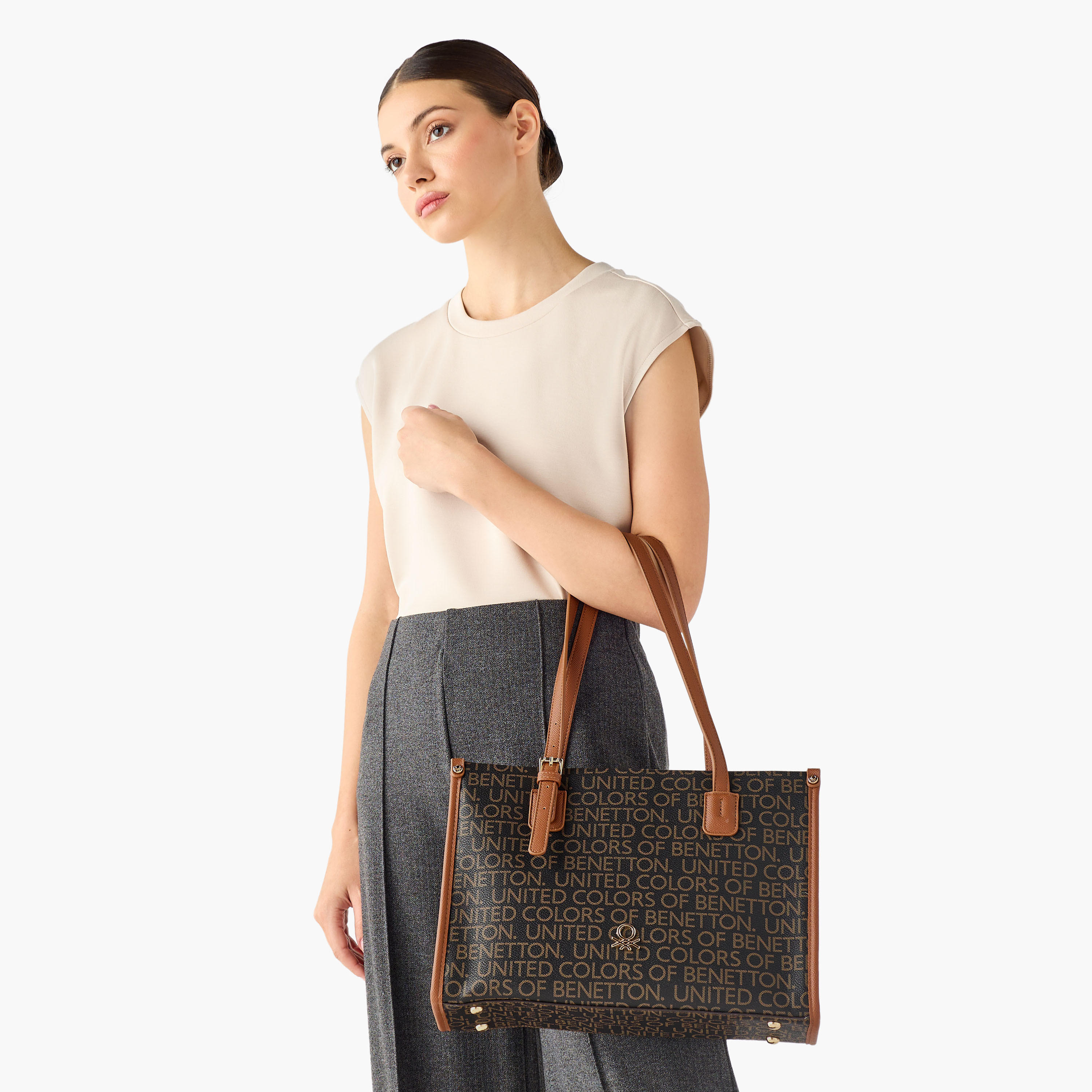 شنطة توتي بمقبض مزدوج وطبعات مونوجرام من يونايتد كولورز أوف بينيتون-women-bagsandwallets-handbags-image-2