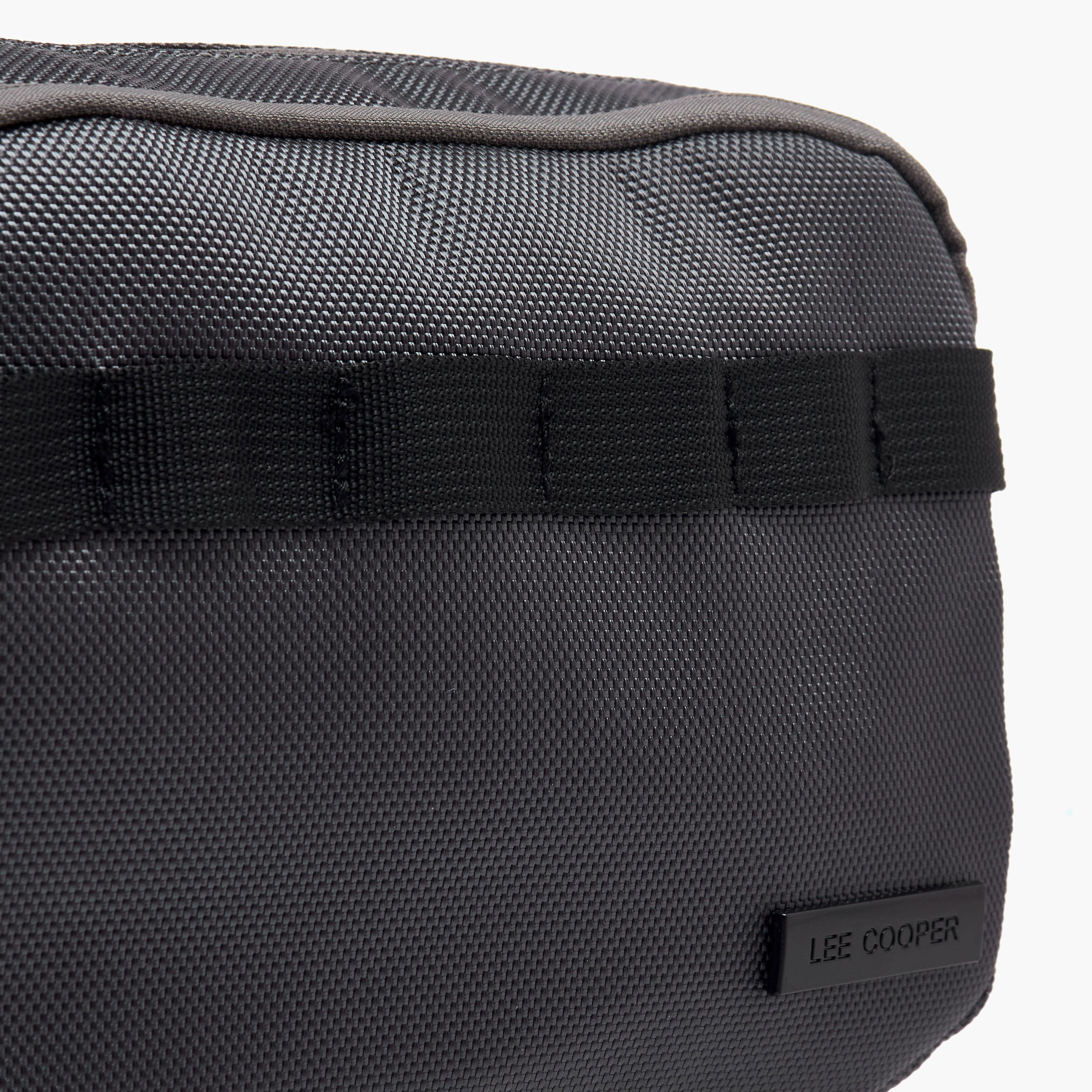 شنطة كروس بودي بارزة الملمس للرجال من لي كوبر-men-bags-image-4