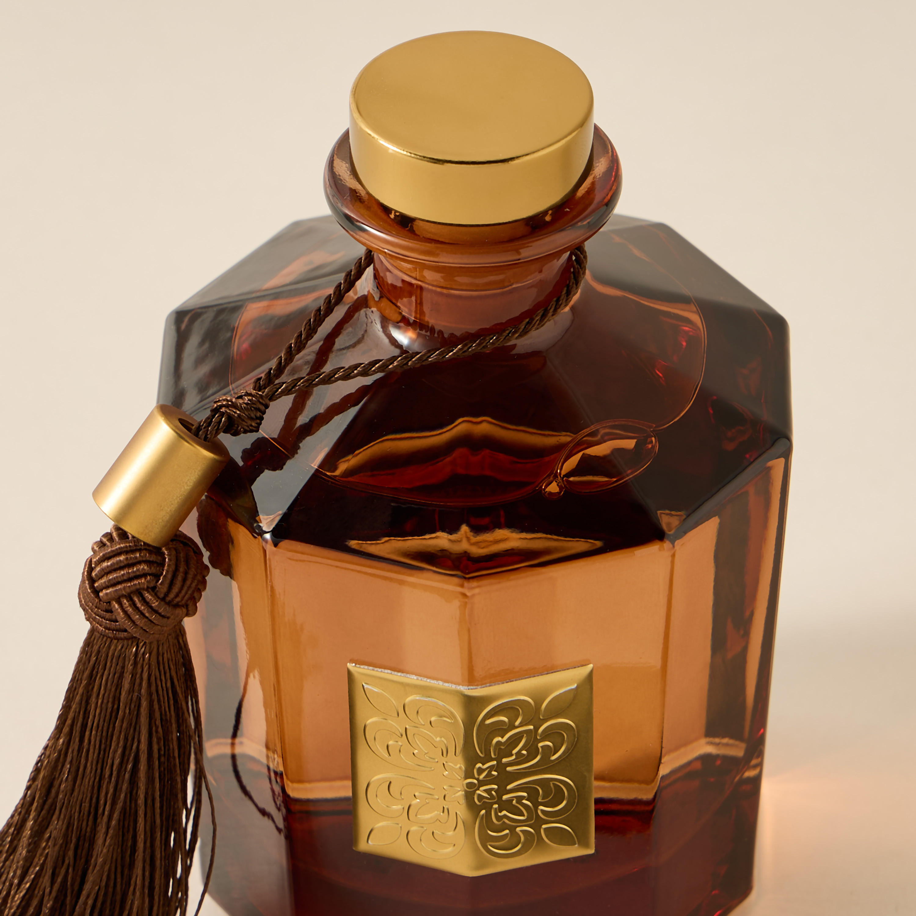 Scent.d London Imperial Essence Majestic Oud Reed Diffuser - 250 ml-household-homefragrance-reeddiffusers-image-4