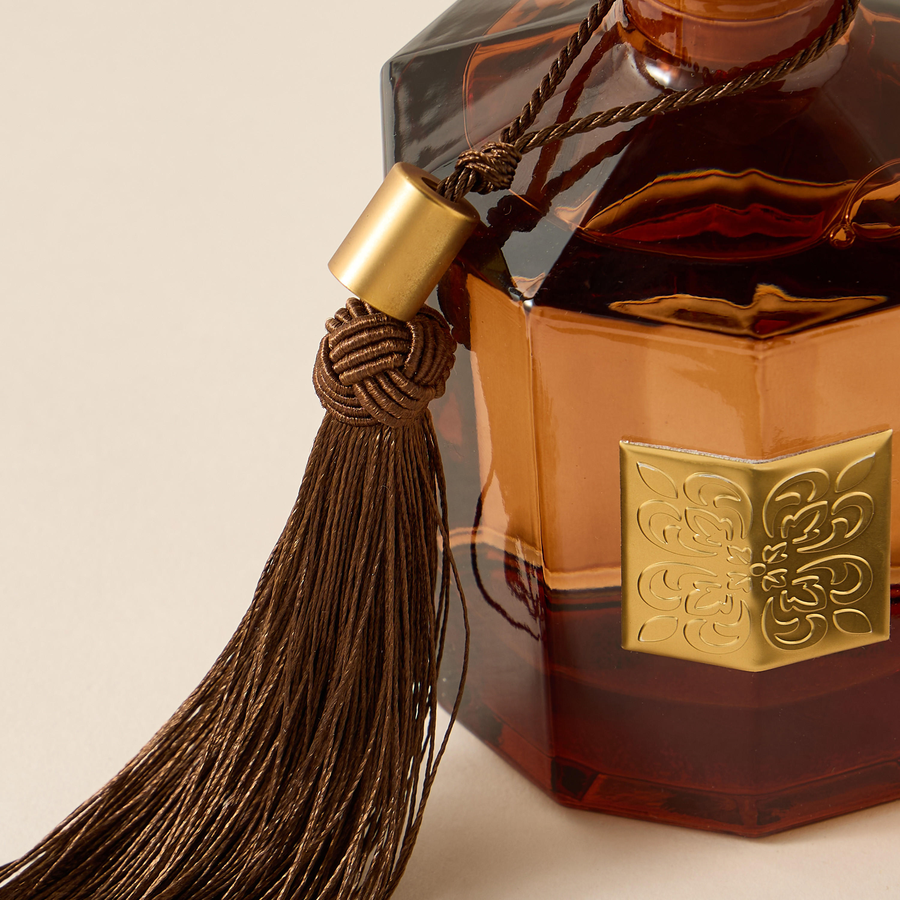Scent.d London Imperial Essence Majestic Oud Reed Diffuser - 250 ml-household-homefragrance-reeddiffusers-image-5