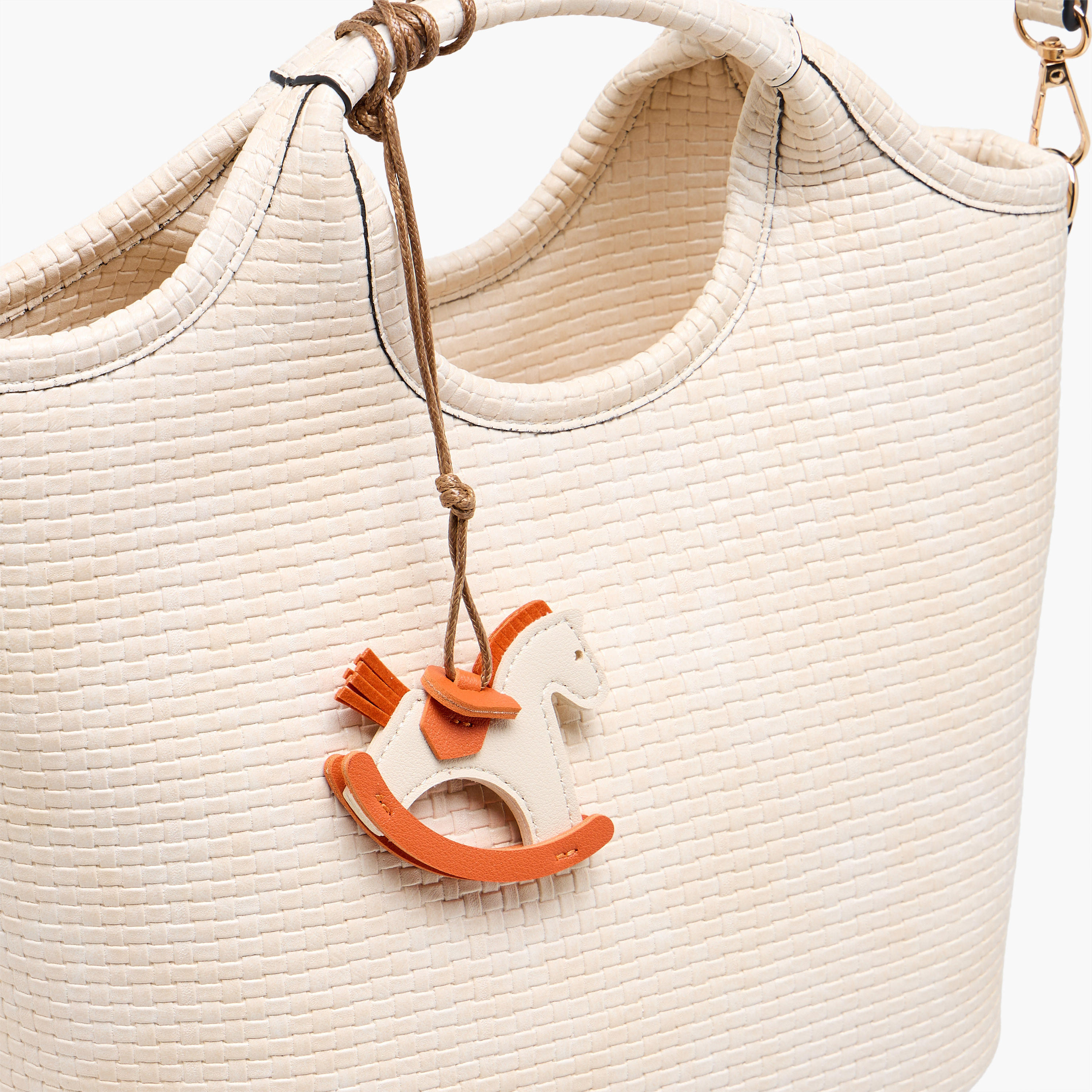 شنطة هوبو بارزة الملمس مع دلاية حصان هزاز من ساشا توم-women-bagsandwallets-handbags-image-5