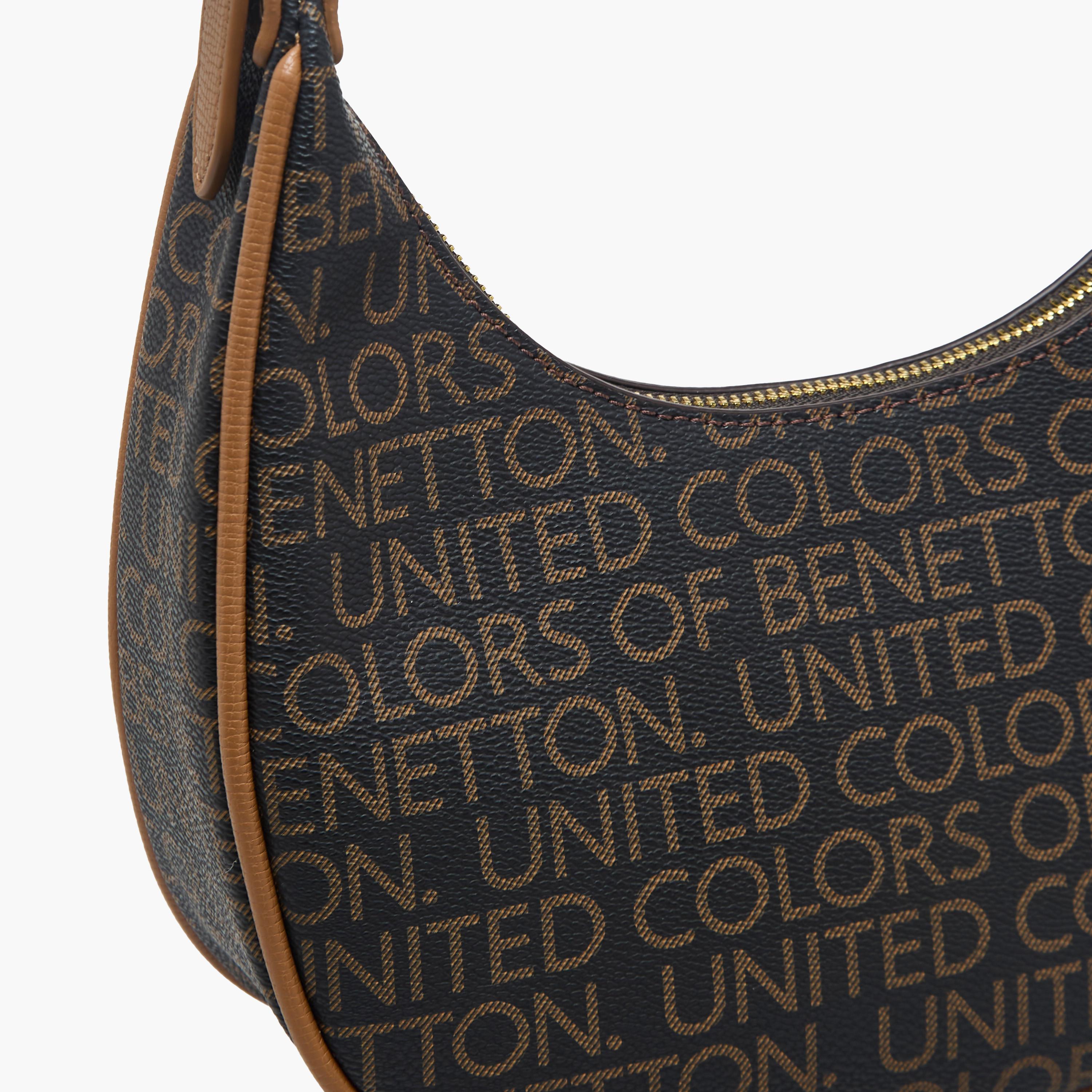 شنطة باجيت بطبعات مونوجرام وسحّاب إغلاق من يونايتد كولورز أوف بينيتون-women-bagsandwallets-handbags-image-6