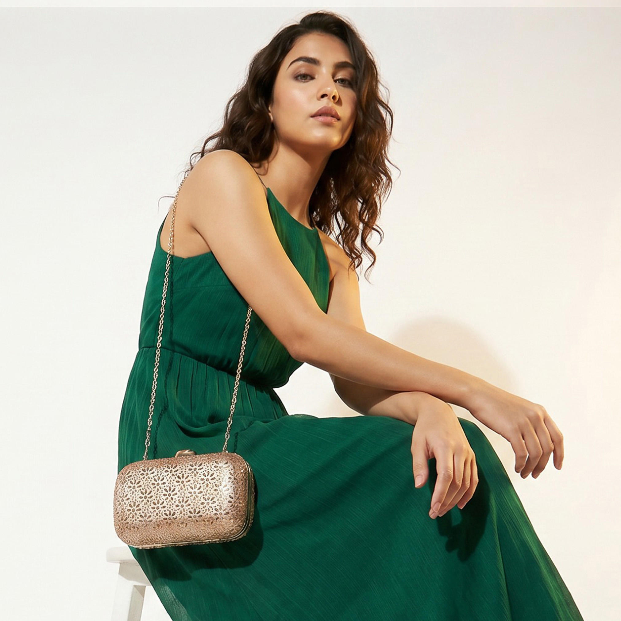 شنطة كلاتش مزينة بحزام سلسلة قابل للفصل من ساشا-women-bagsandwallets-handbags-image-2