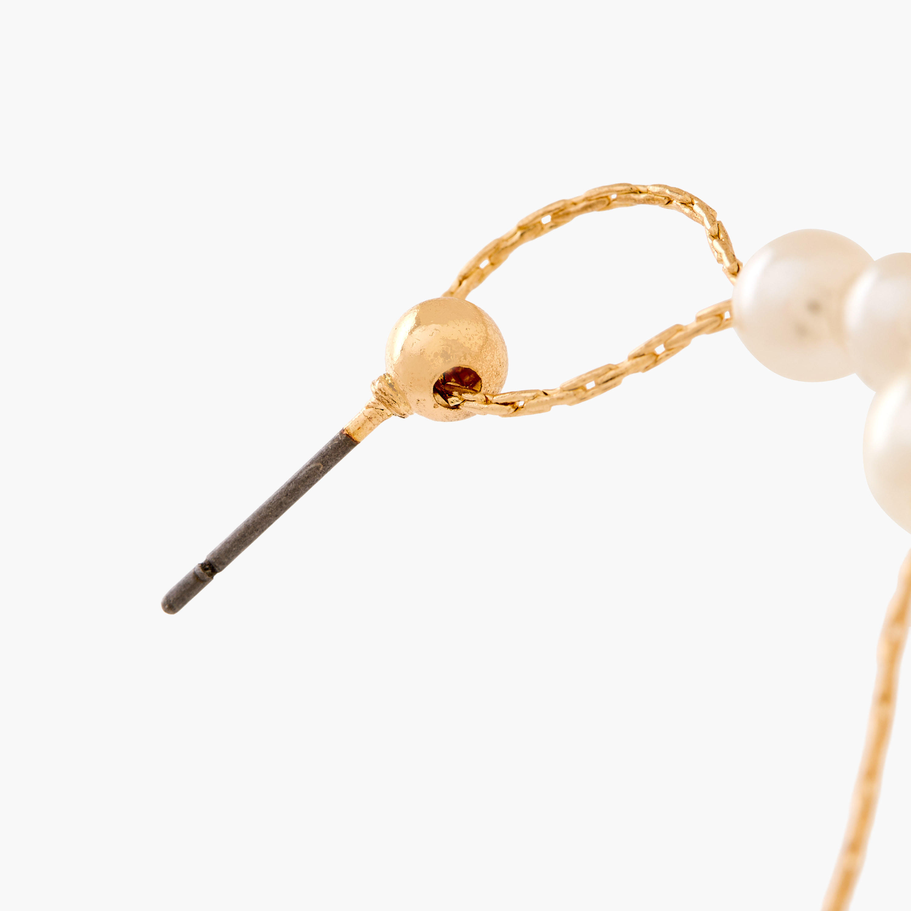حلق متدلي لؤلؤ بلون ذهبي ومشبك إغلاق-women-watchesandjewellery-jewellery-earrings-image-4
