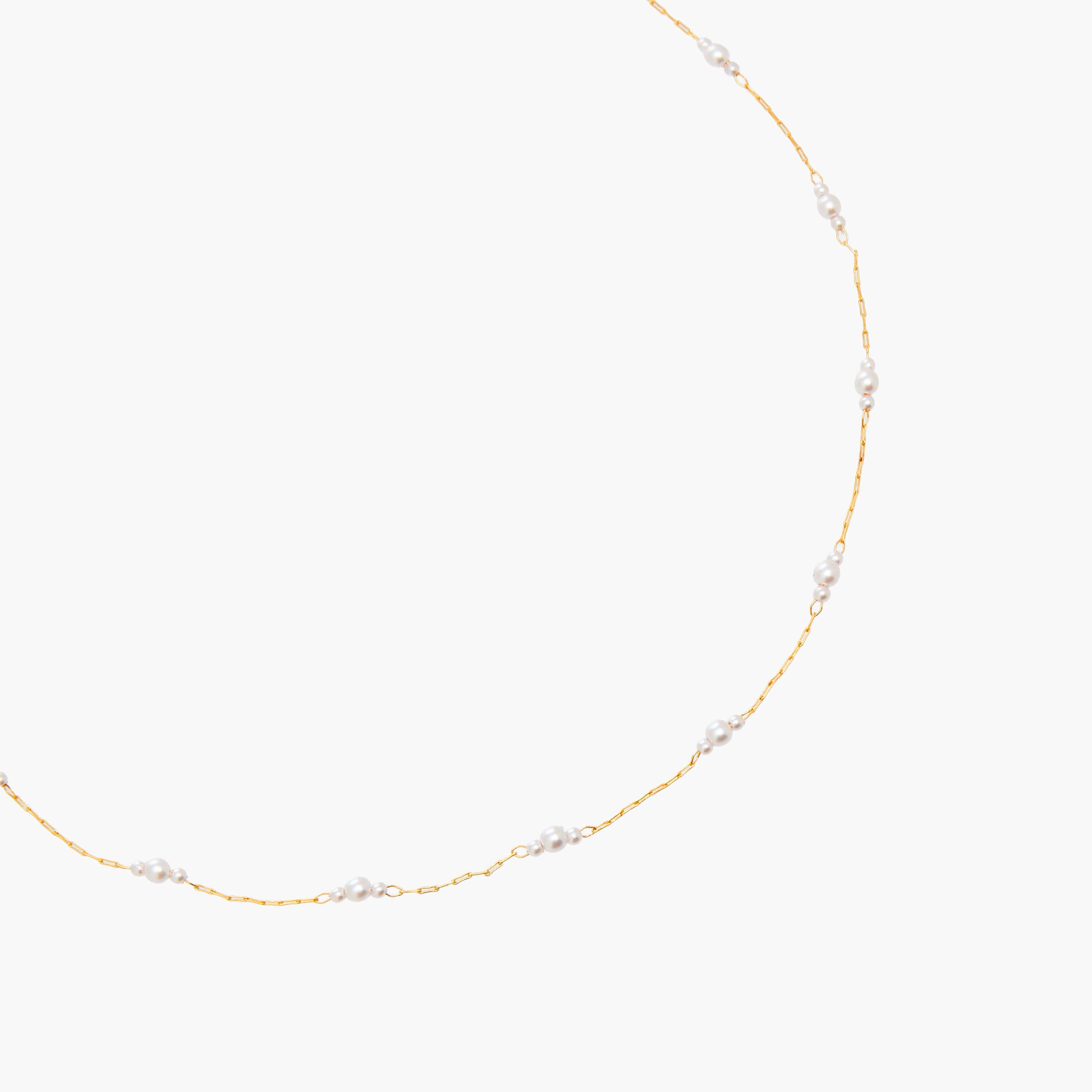عقد بلون ذهبي وتفاصيل لؤلؤ-women-watchesandjewellery-jewellery-necklacesandpendants-image-2