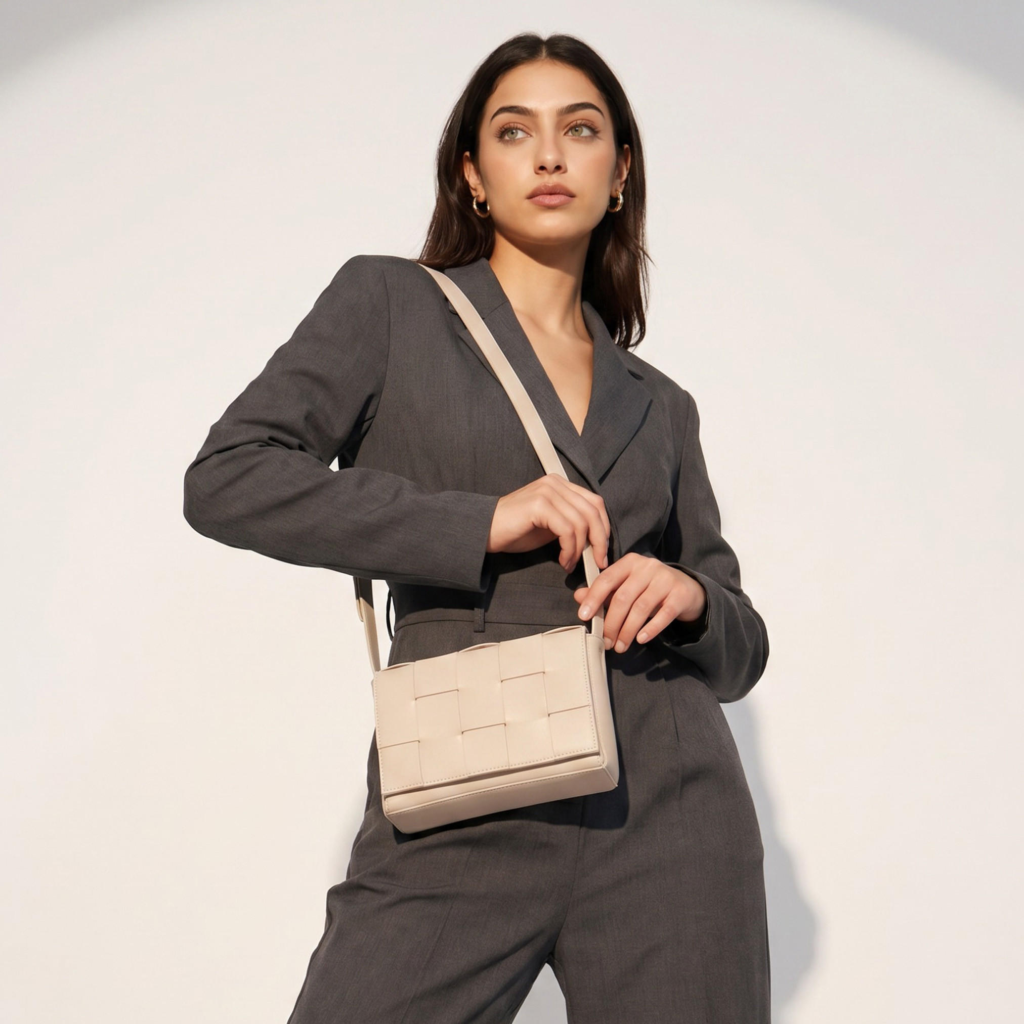 شنطة كروس بودي بارزة الملمس بحزام قابل للتعديل من ساشا-women-bagsandwallets-handbags-image-2