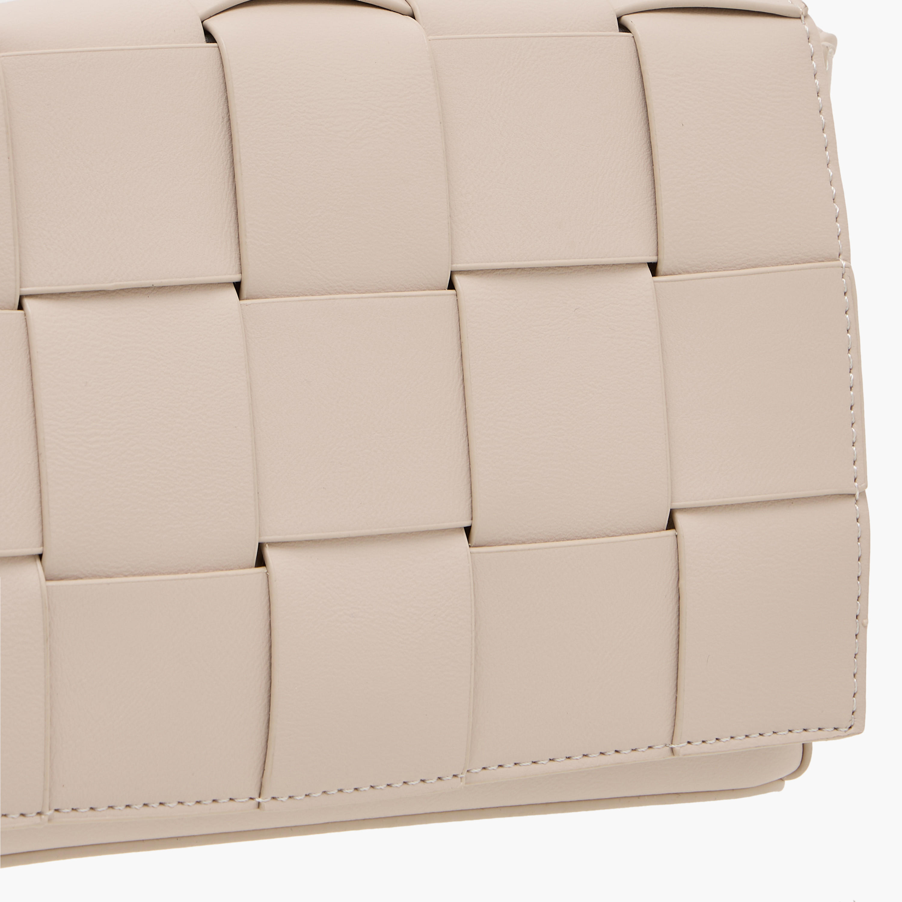 شنطة كروس بودي بارزة الملمس بحزام قابل للتعديل من ساشا-women-bagsandwallets-handbags-image-5