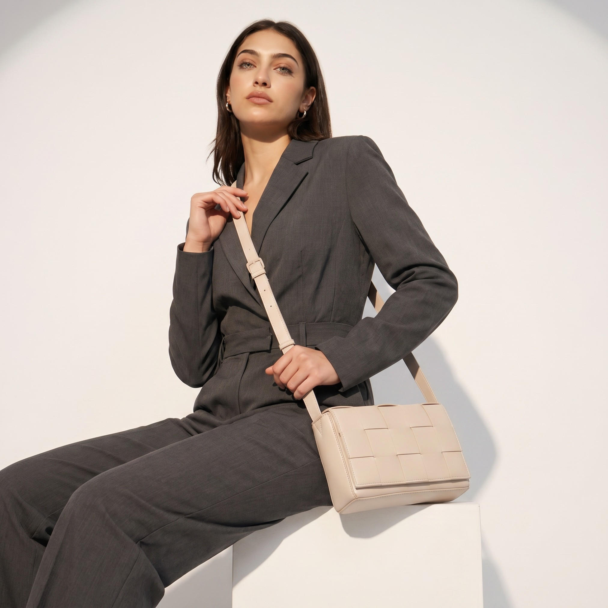شنطة كروس بودي بارزة الملمس بحزام قابل للتعديل من ساشا-women-bagsandwallets-handbags-image-8