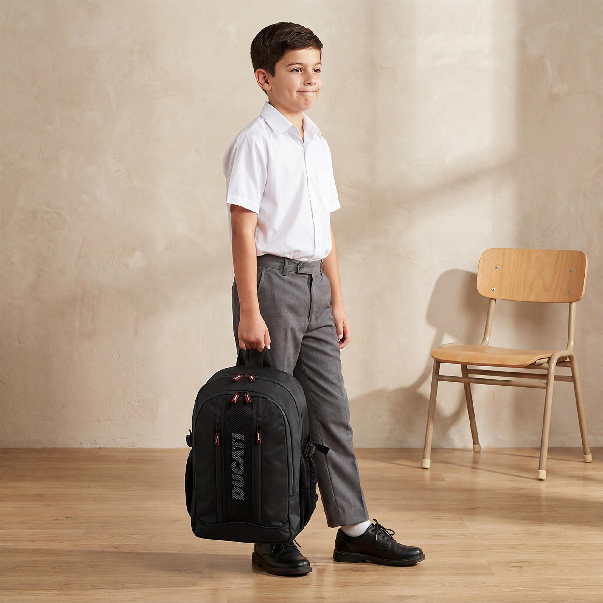 شنطة ظهر بطبعات شعار وأحزمة كتف مبطنة للأولاد 8 - 13 سنة من دوكاتي - 18 بوصة-school-bagsandbackpacks-backpacks-image-3