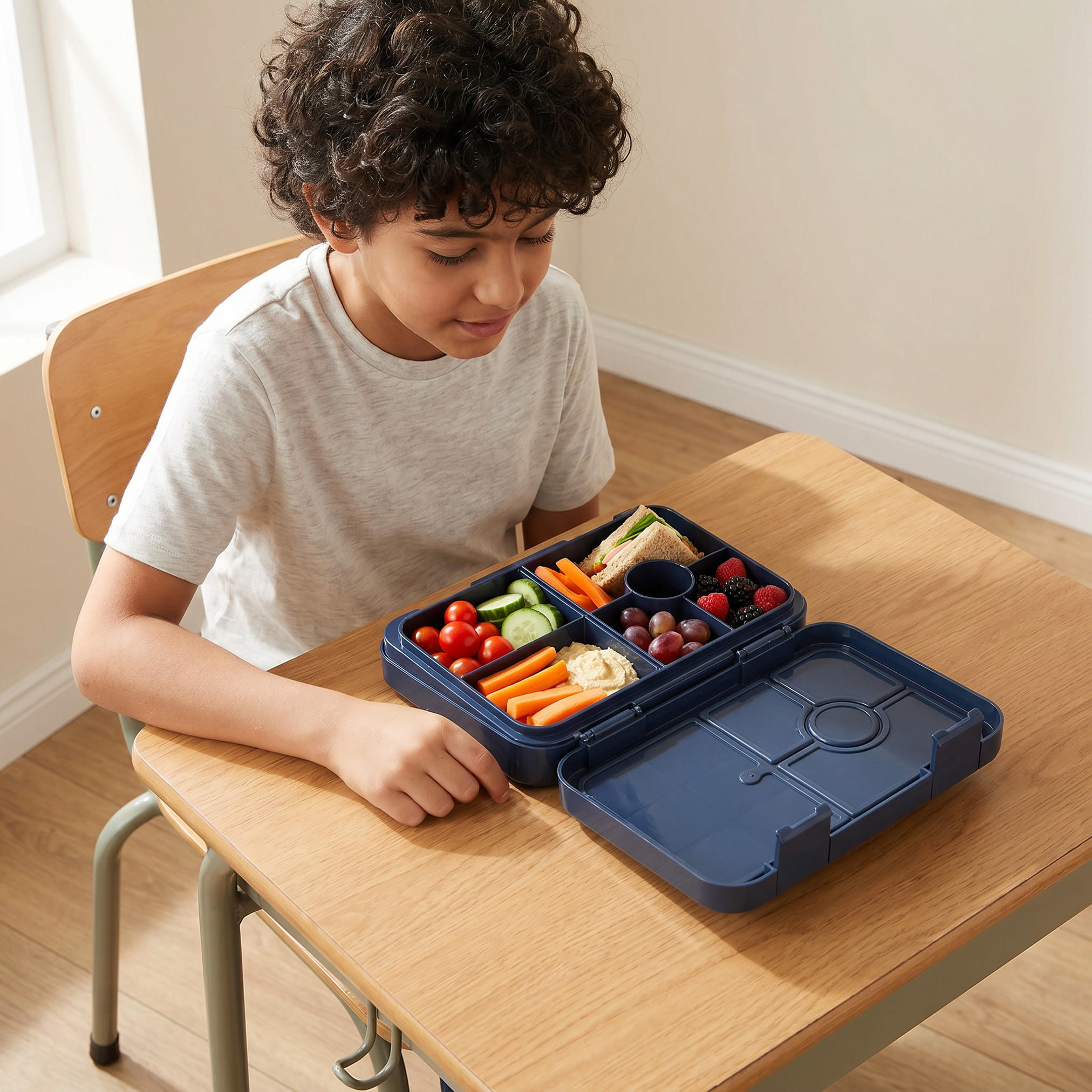 صندوق غداء سادة بـ6 أقسام للأولاد من يونايتد كولورز أوف بينيتون - 810 مل-school-lunchessentials-lunchboxes-image-3