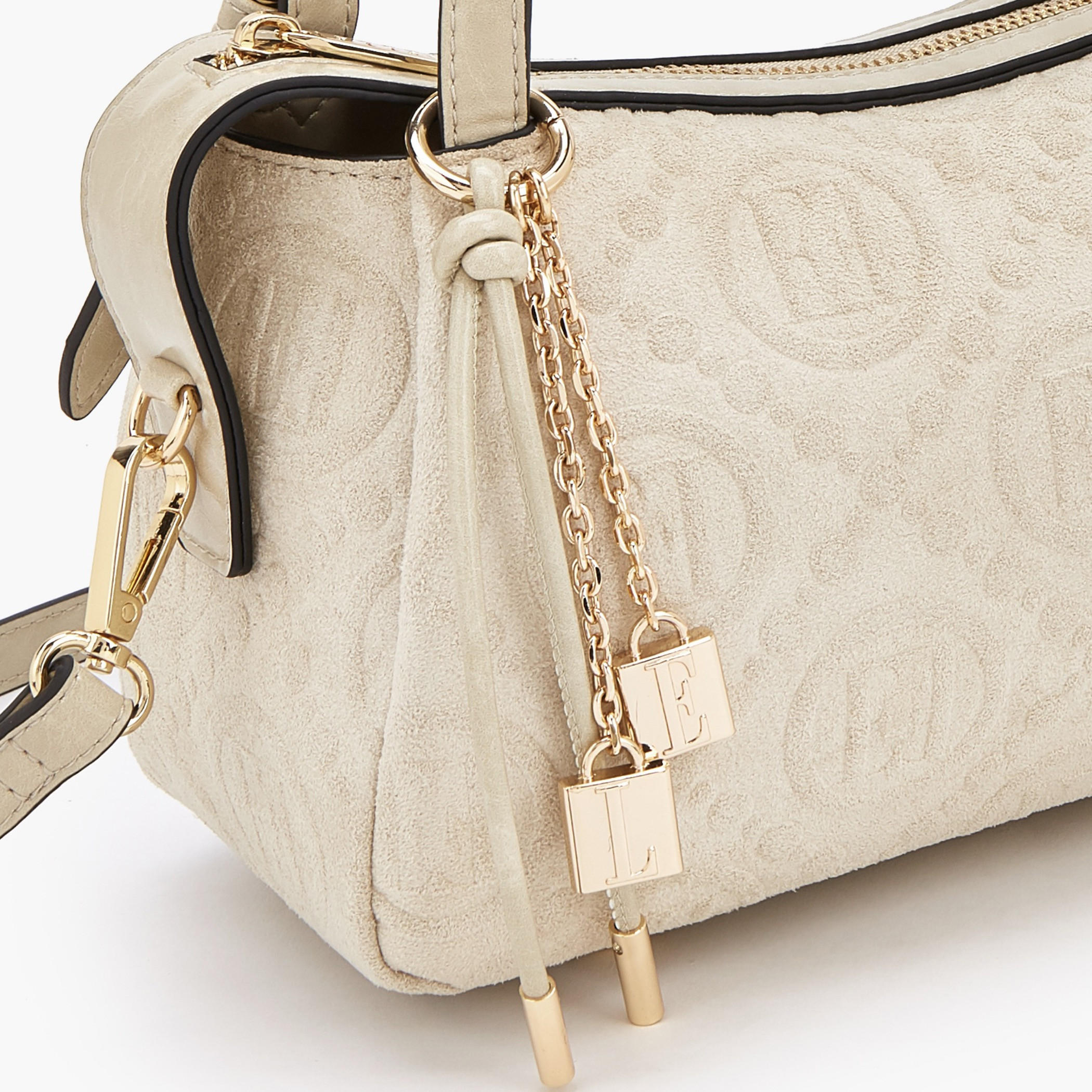 شنطة كتف بارزة الملمس مونوجرام وزينة دلايّة من إيل-women-bagsandwallets-handbags-image-3