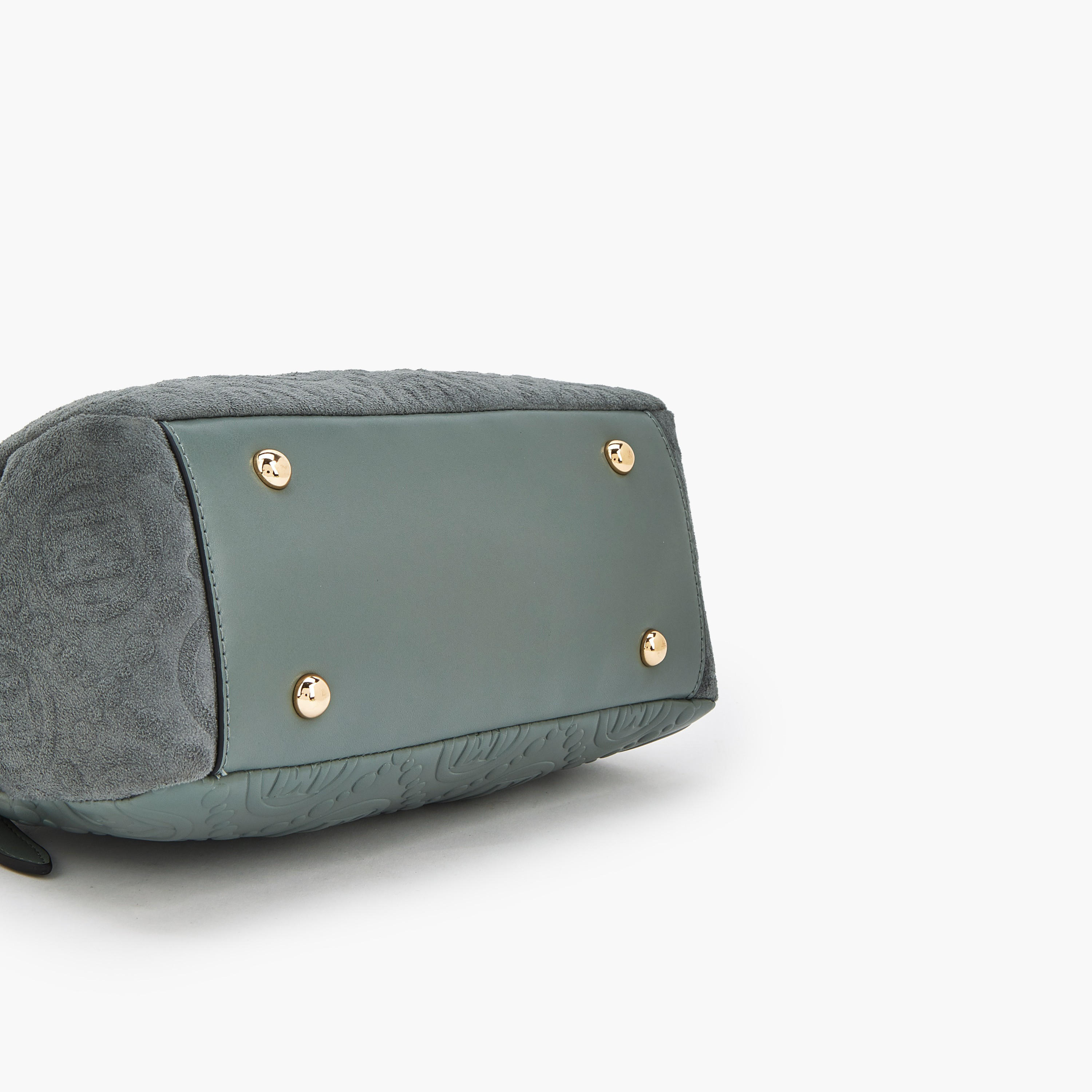 شنطة كتف بارزة الملمس مونوجرام وزينة دلايّة من إيل-women-bagsandwallets-handbags-image-6