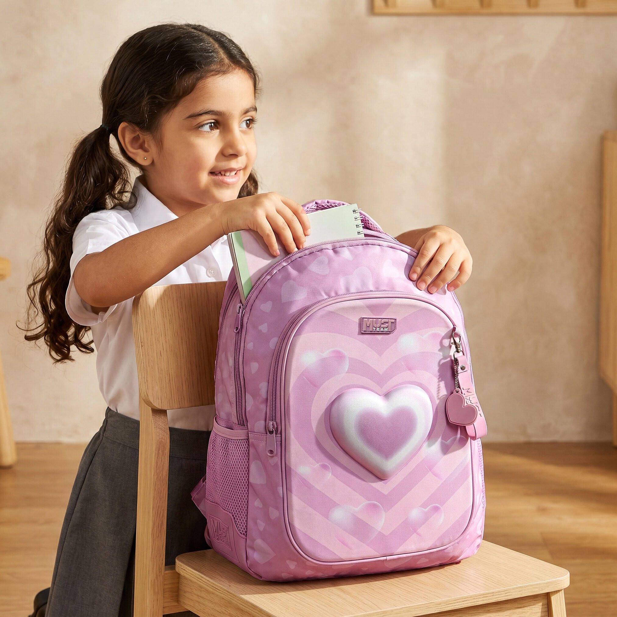 شنطة ظهر بطبعة قلب للبنات من 5-8 سنوات مع أحزمة كتف مبطنة من ماست تيم - 17 بوصة-school-bagsandbackpacks-backpacks-image-3