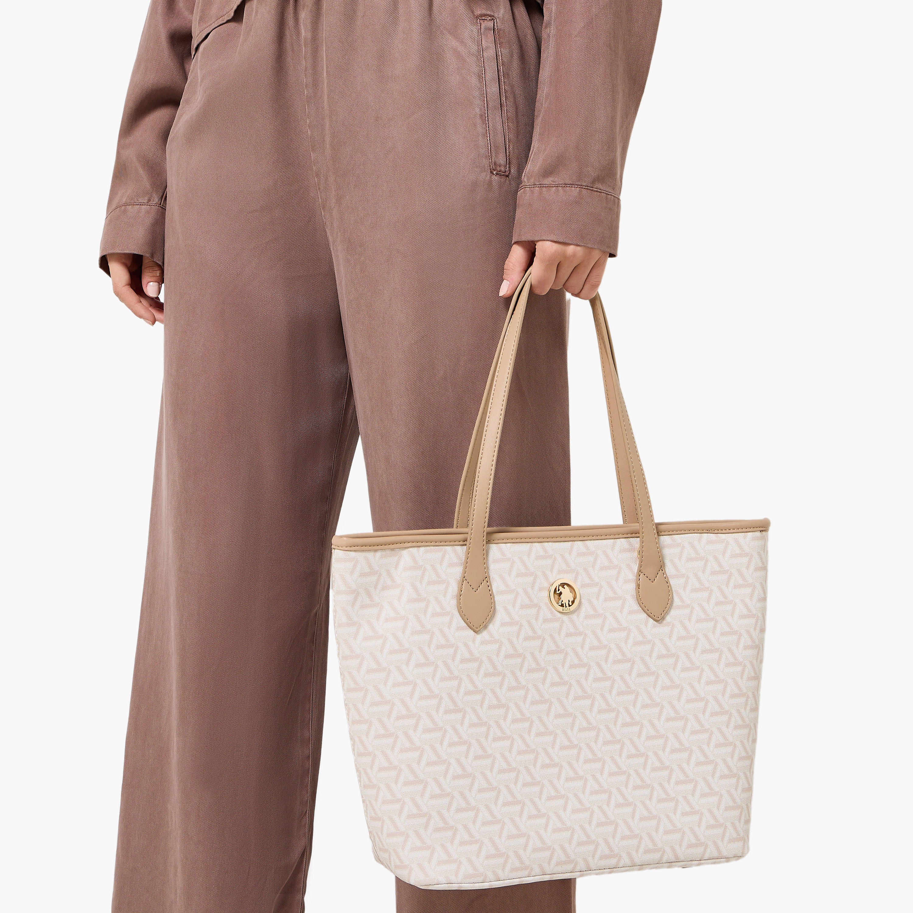 شنطة توت بطبعات هندسية وبحزام قابل للفصل من يو إس بولو أسن-women-bagsandwallets-handbags-image-2