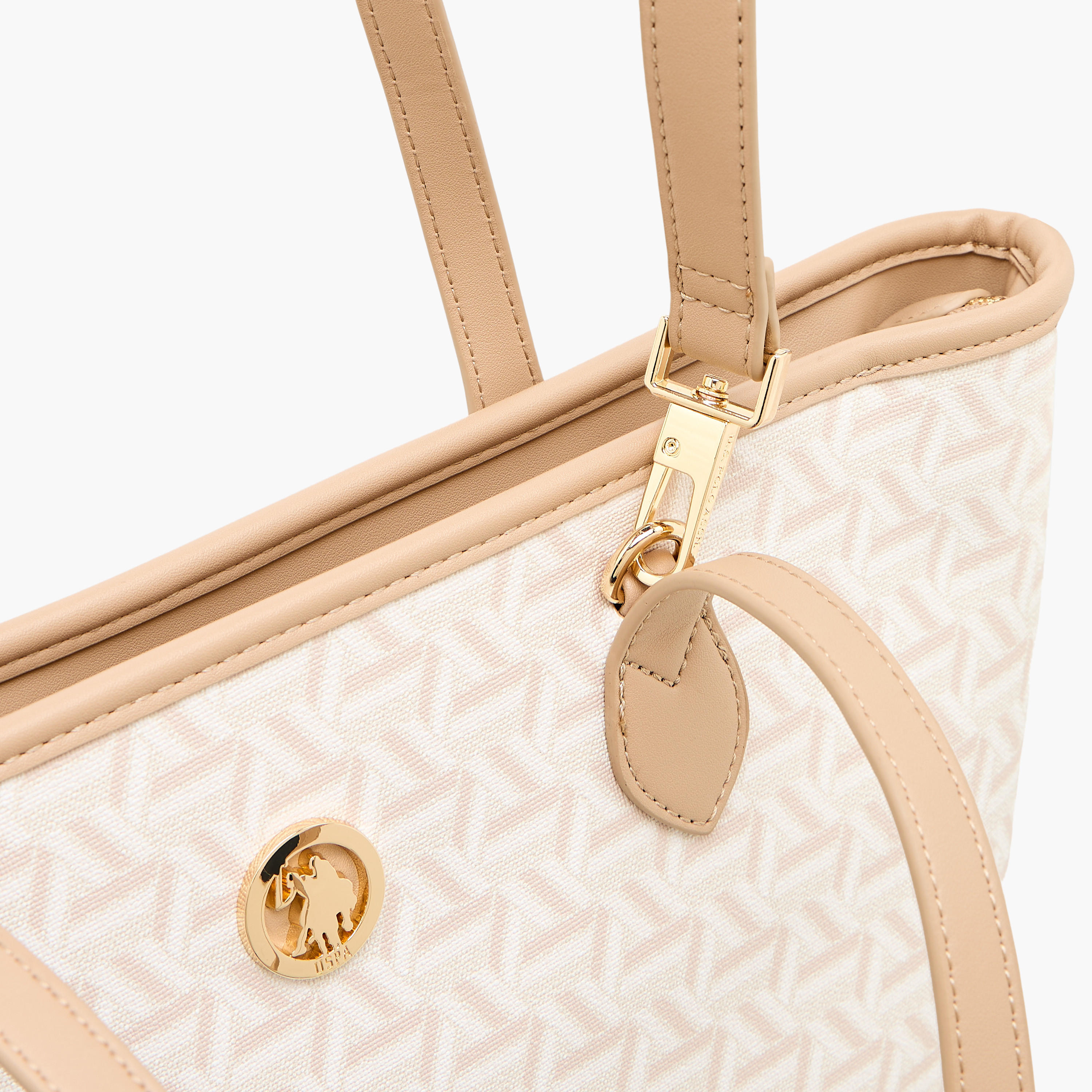 شنطة توت بطبعات هندسية وبحزام قابل للفصل من يو إس بولو أسن-women-bagsandwallets-handbags-image-6