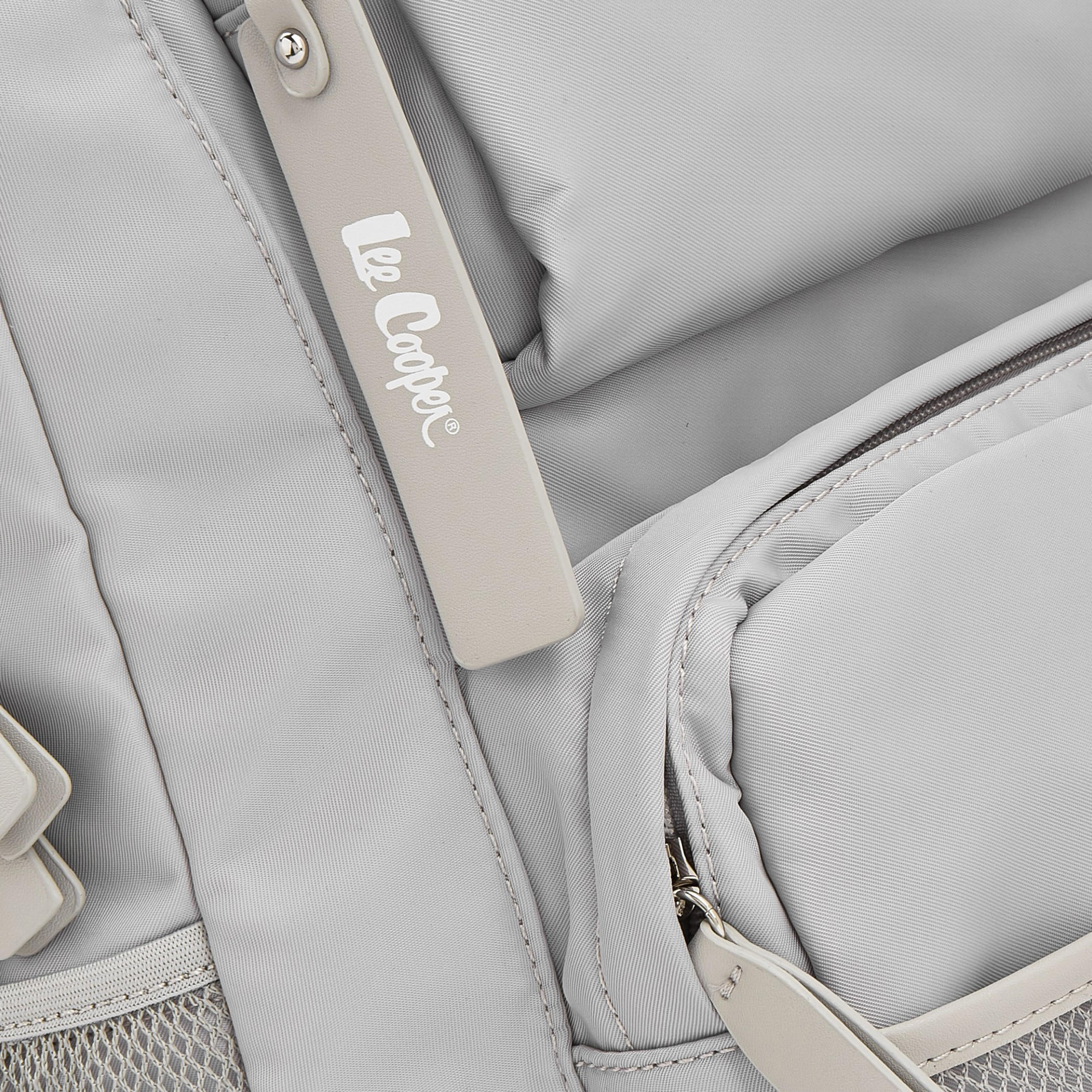 شنطة ظهر بجيب شبكي وطبعات شعار من لي كوبر-women-bagsandwallets-backpacks-image-4