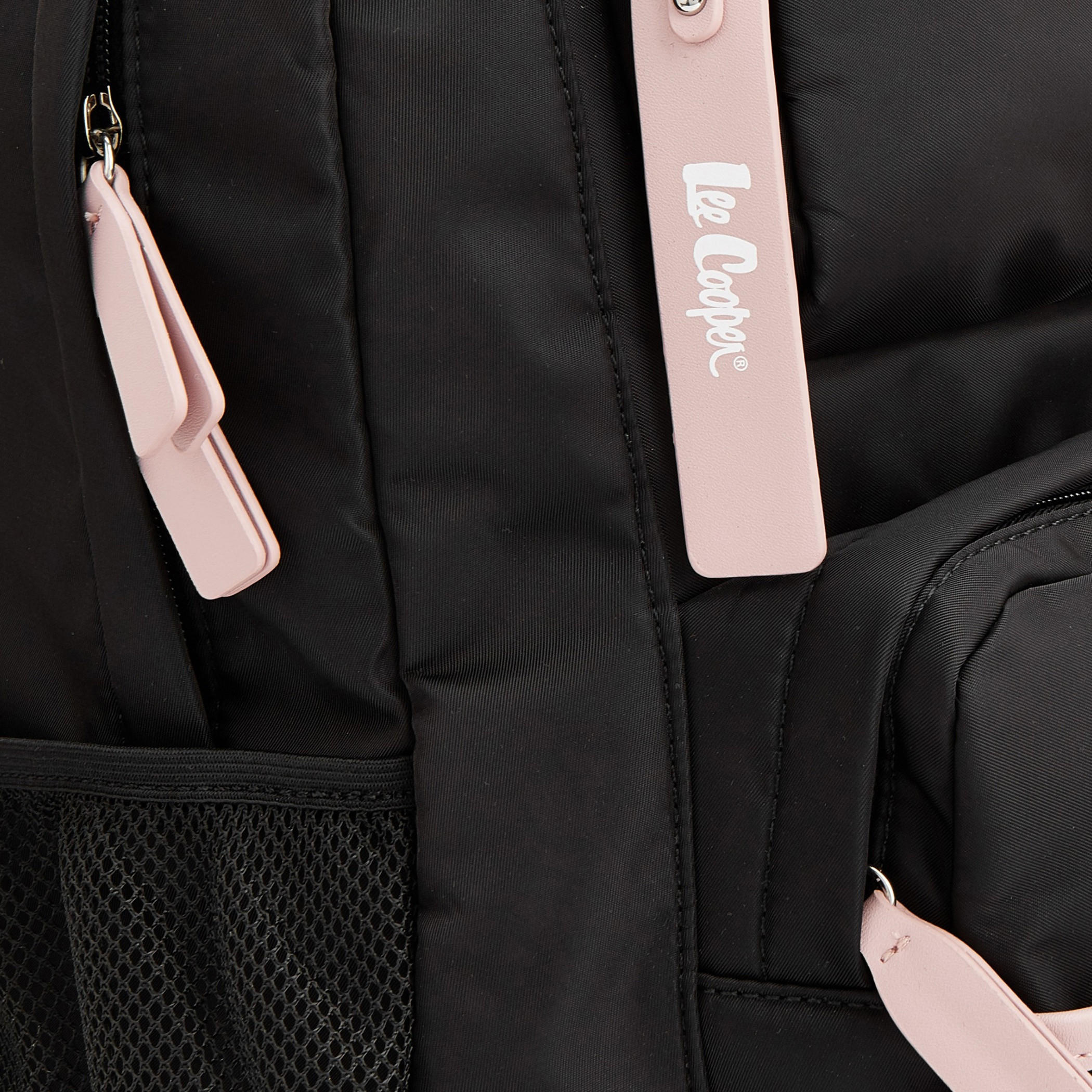 شنطة ظهر بجيب شبكي وطبعات شعار من لي كوبر-women-bagsandwallets-backpacks-image-4