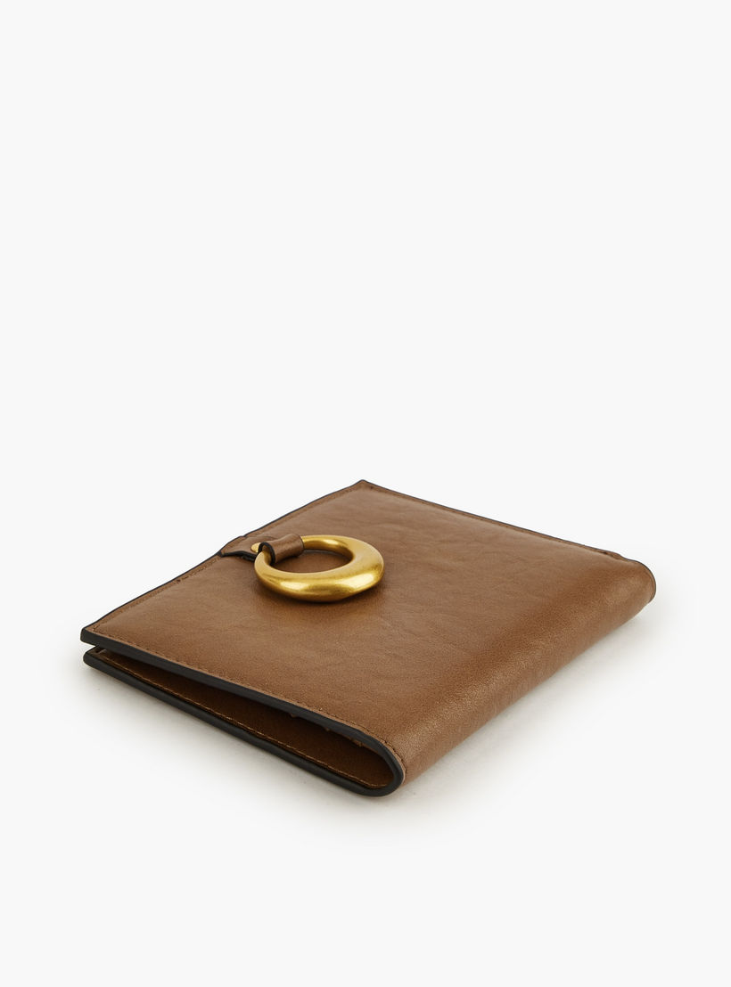 محفظة بطية ثنائية وحلية ميتاليك من سيليست-women-bagsandwallets-wallets-image-4