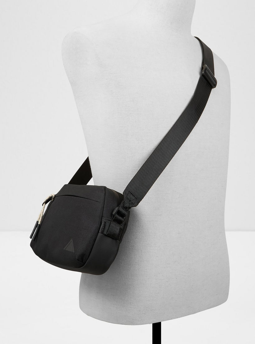 حقيبة كروسبودي سادة من ألدو ميريمبا مزودة بسحاب إغلاق وحزام قابل للتعديل-men-bags-image-4