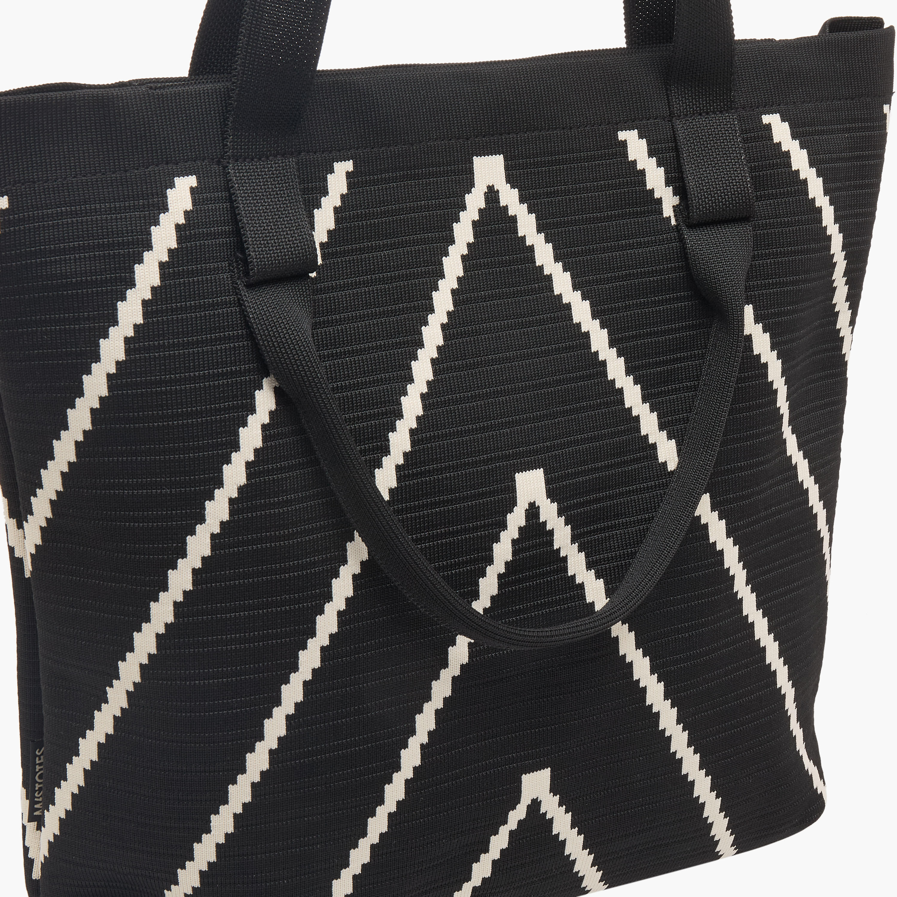 شنطة توت بطبعات وسحاب إغلاق من ميستوتس-women-bagsandwallets-handbags-image-4
