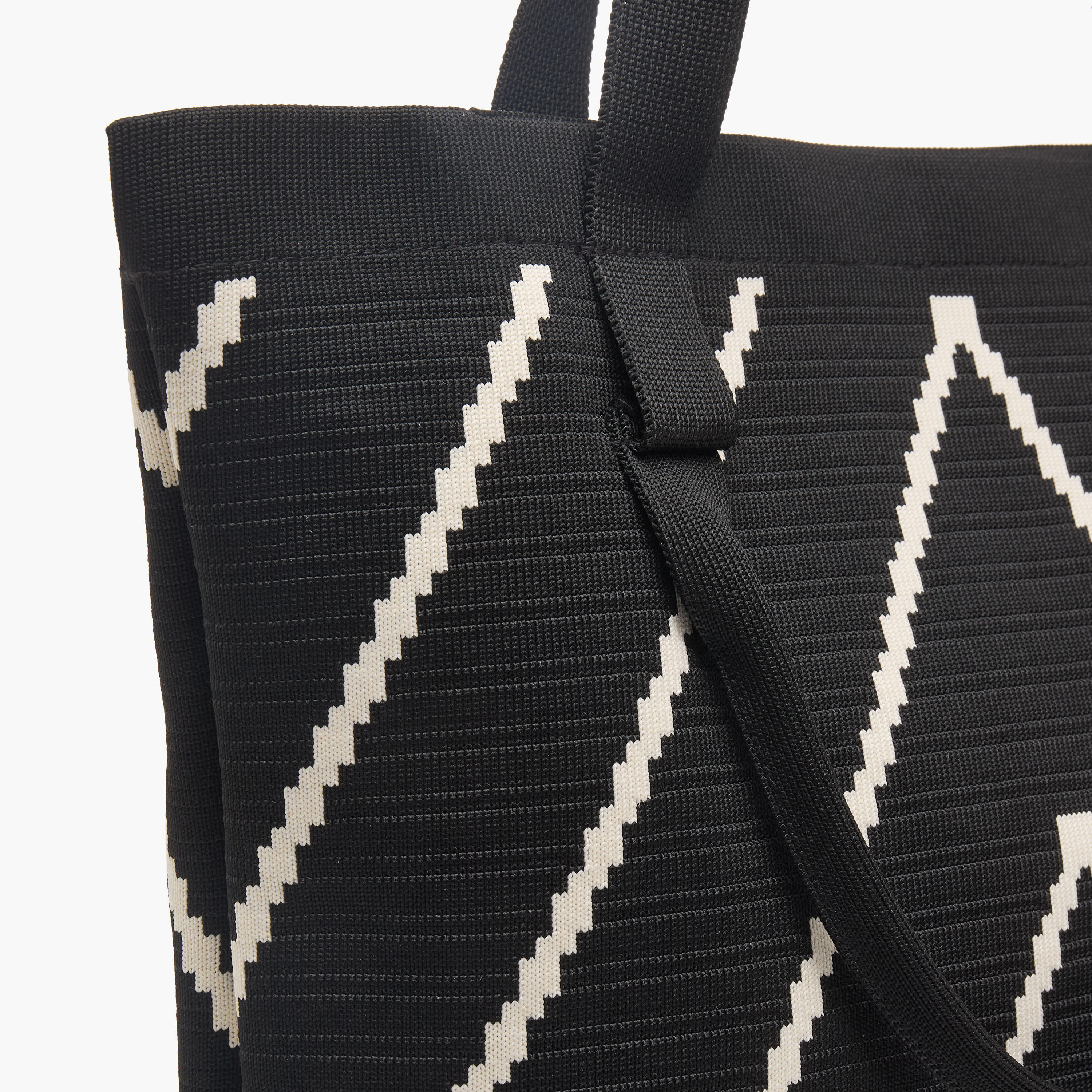 شنطة توت بطبعات وسحاب إغلاق من ميستوتس-women-bagsandwallets-handbags-image-5