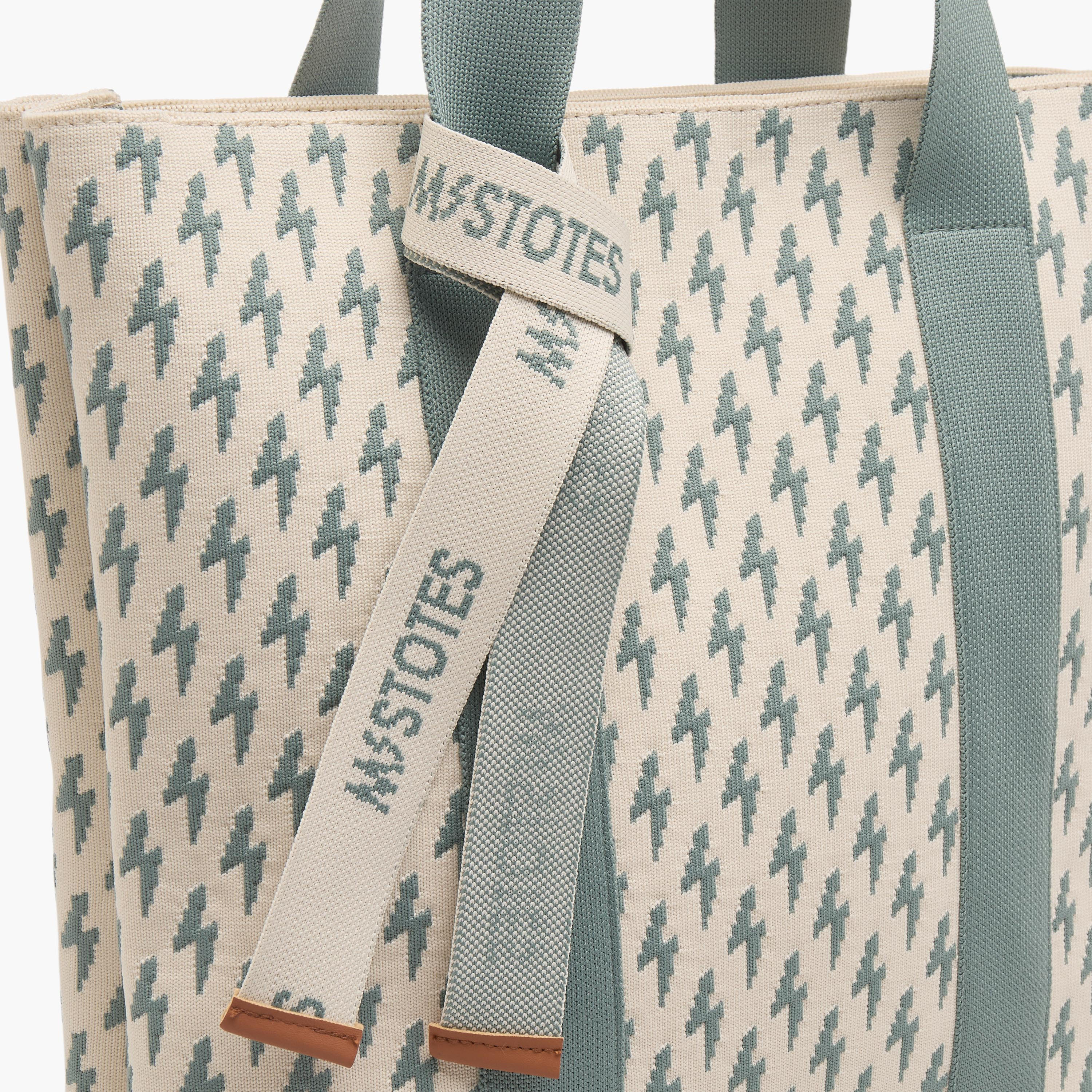 شنطة توت بطبعات مونوجرام وسحاب إغلاق من ميستوتس-women-bagsandwallets-handbags-image-4