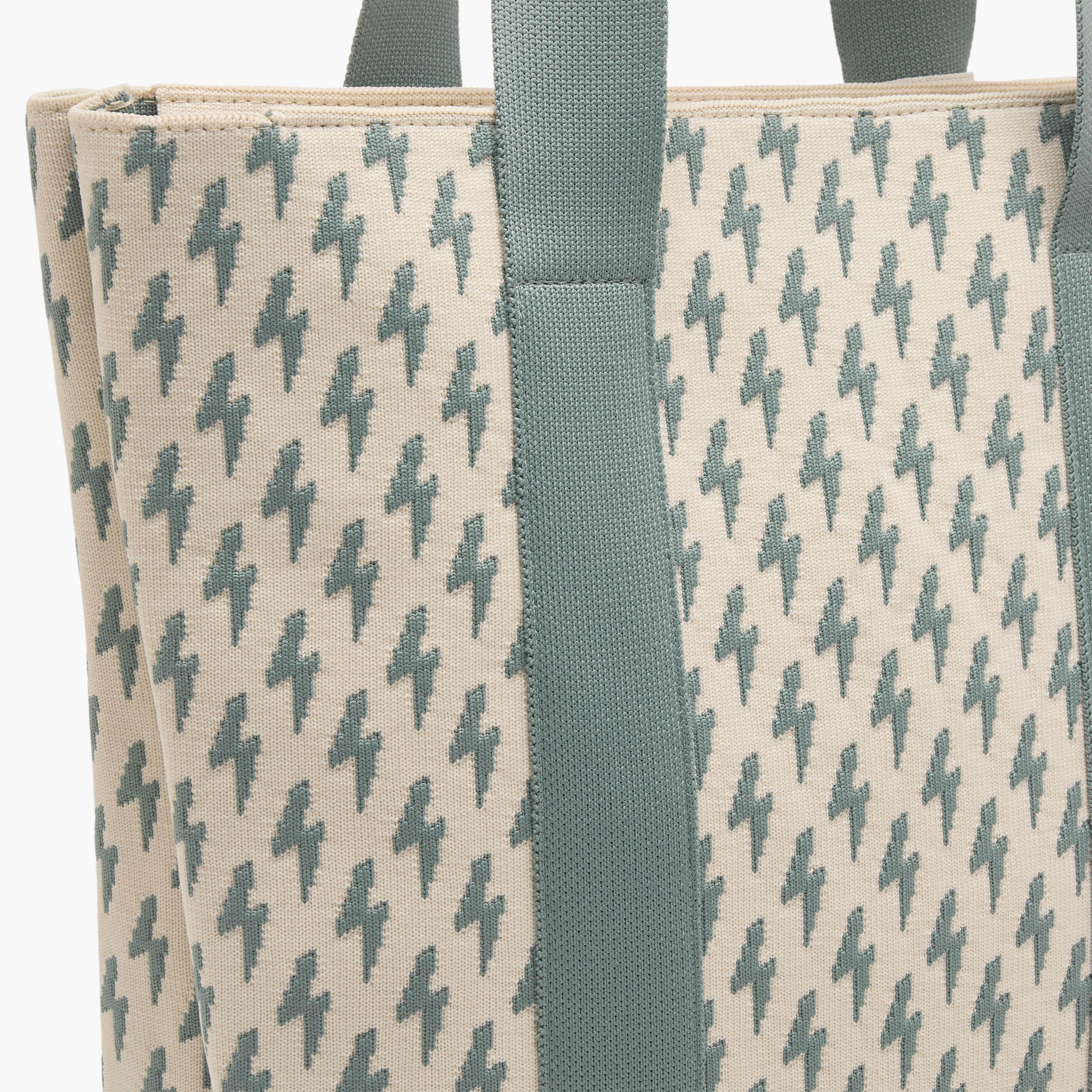 شنطة توت بطبعات مونوجرام وسحاب إغلاق من ميستوتس-women-bagsandwallets-handbags-image-5