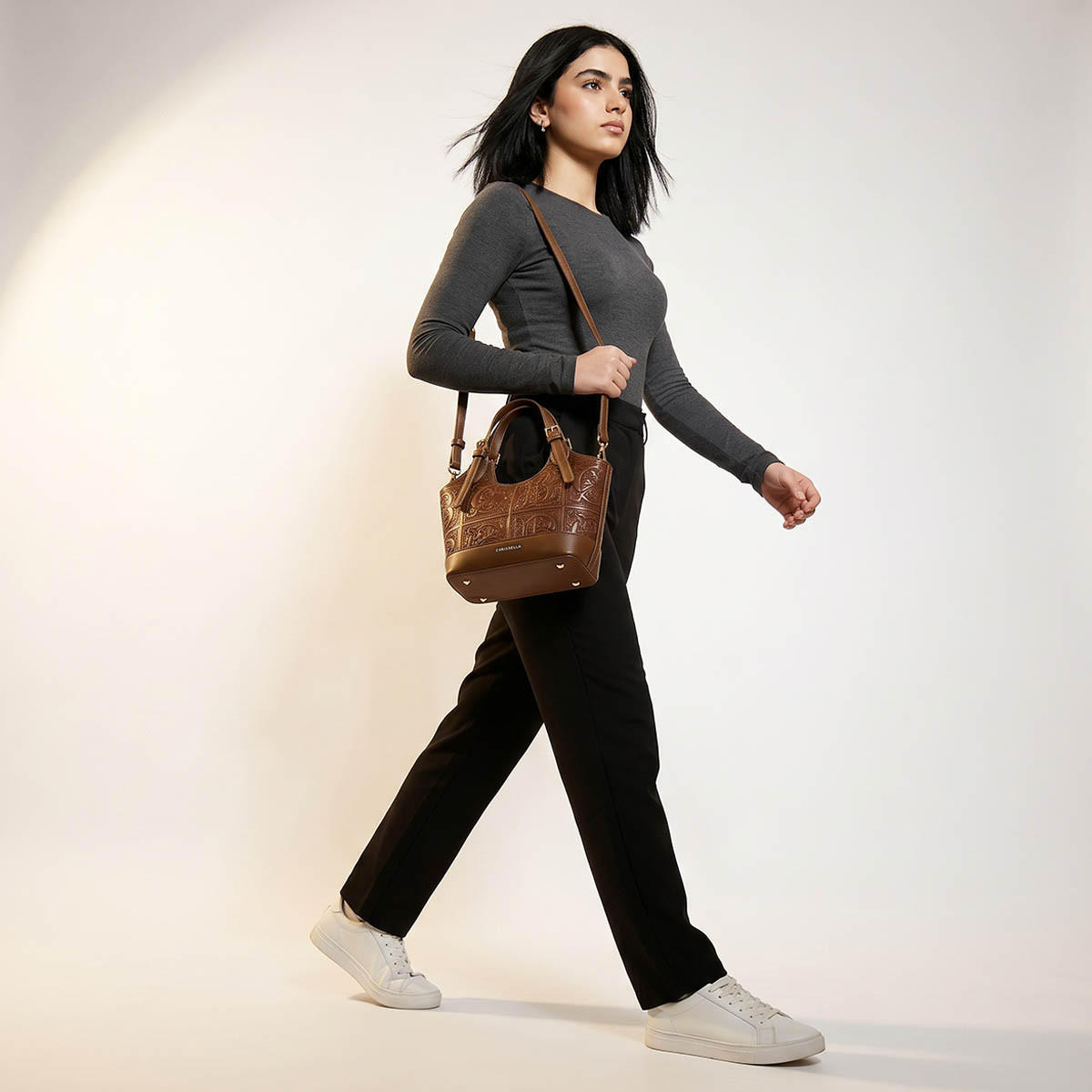 شنطة توتي مطرزة بسحاب إغلاق من كريسبيلا-women-bagsandwallets-handbags-image-3