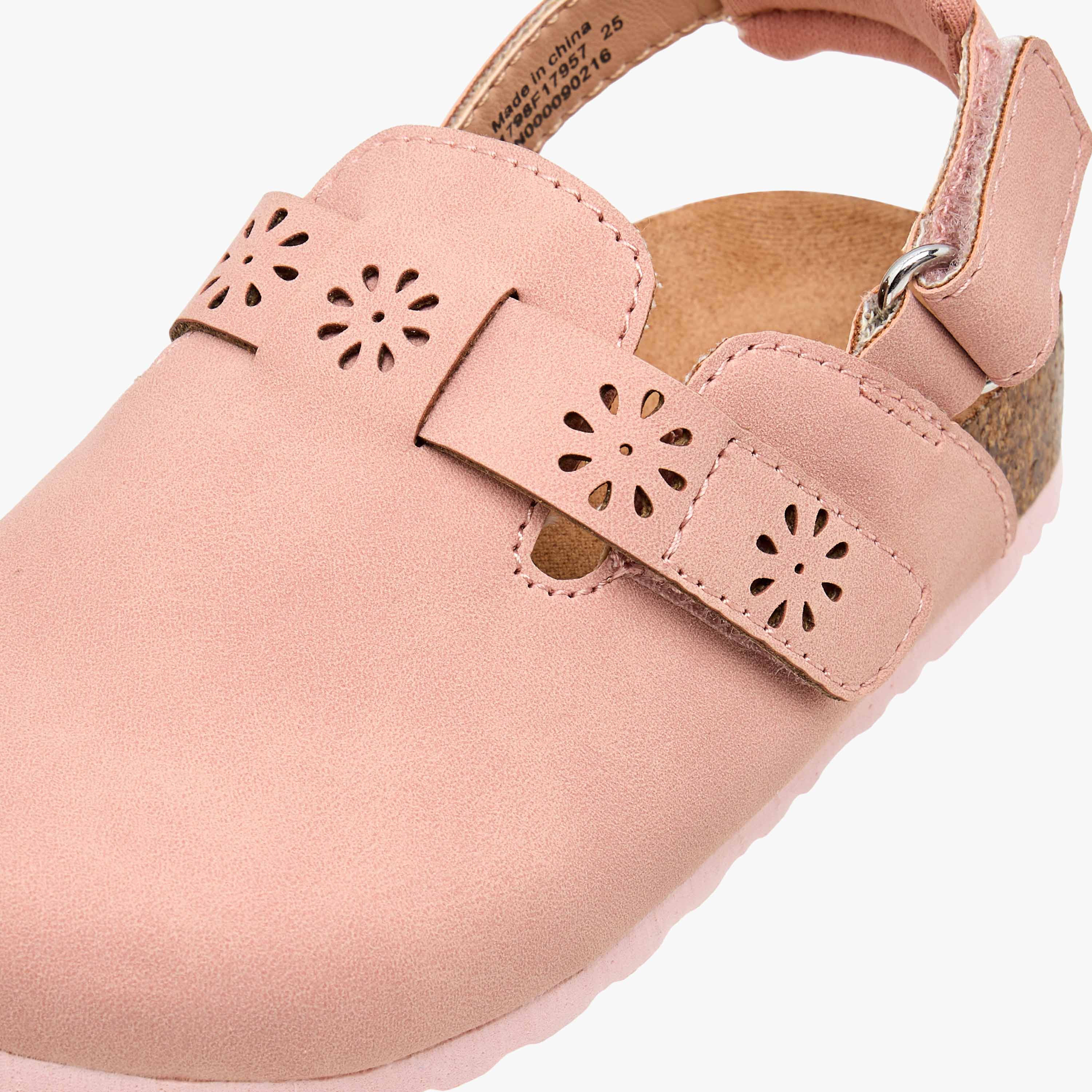 صندل بشريط إغلاق لاصق وتفاصيل مفرغة من جونيورز-girls-shoes-sandals-image-4