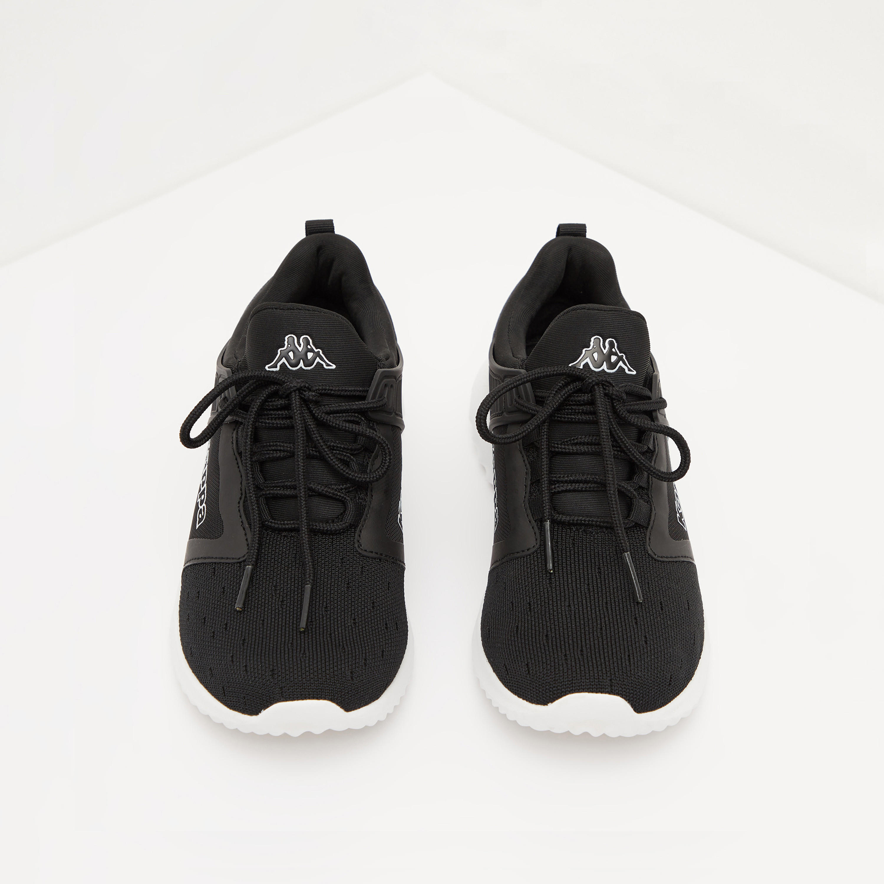 حذاء رياضي مبطّن برباط إغلاق للنساء من كابا-women-shoes-sneakers-image-2