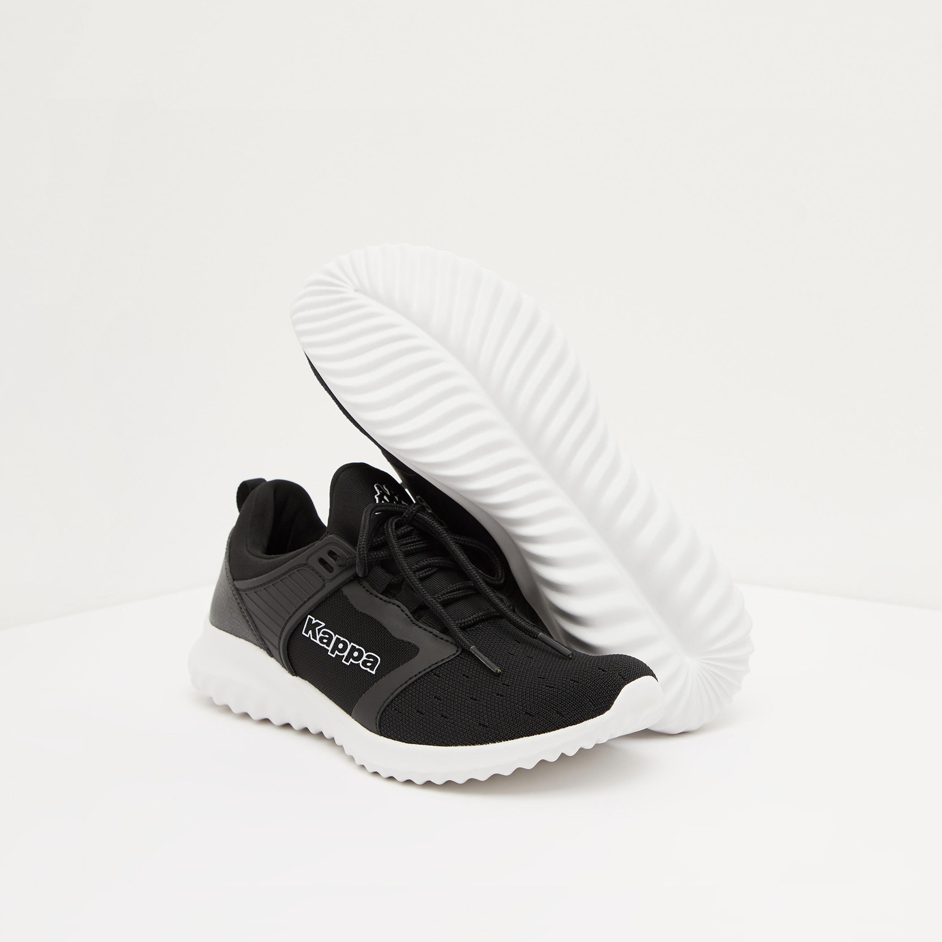 حذاء رياضي مبطّن برباط إغلاق للنساء من كابا-women-shoes-sneakers-image-3