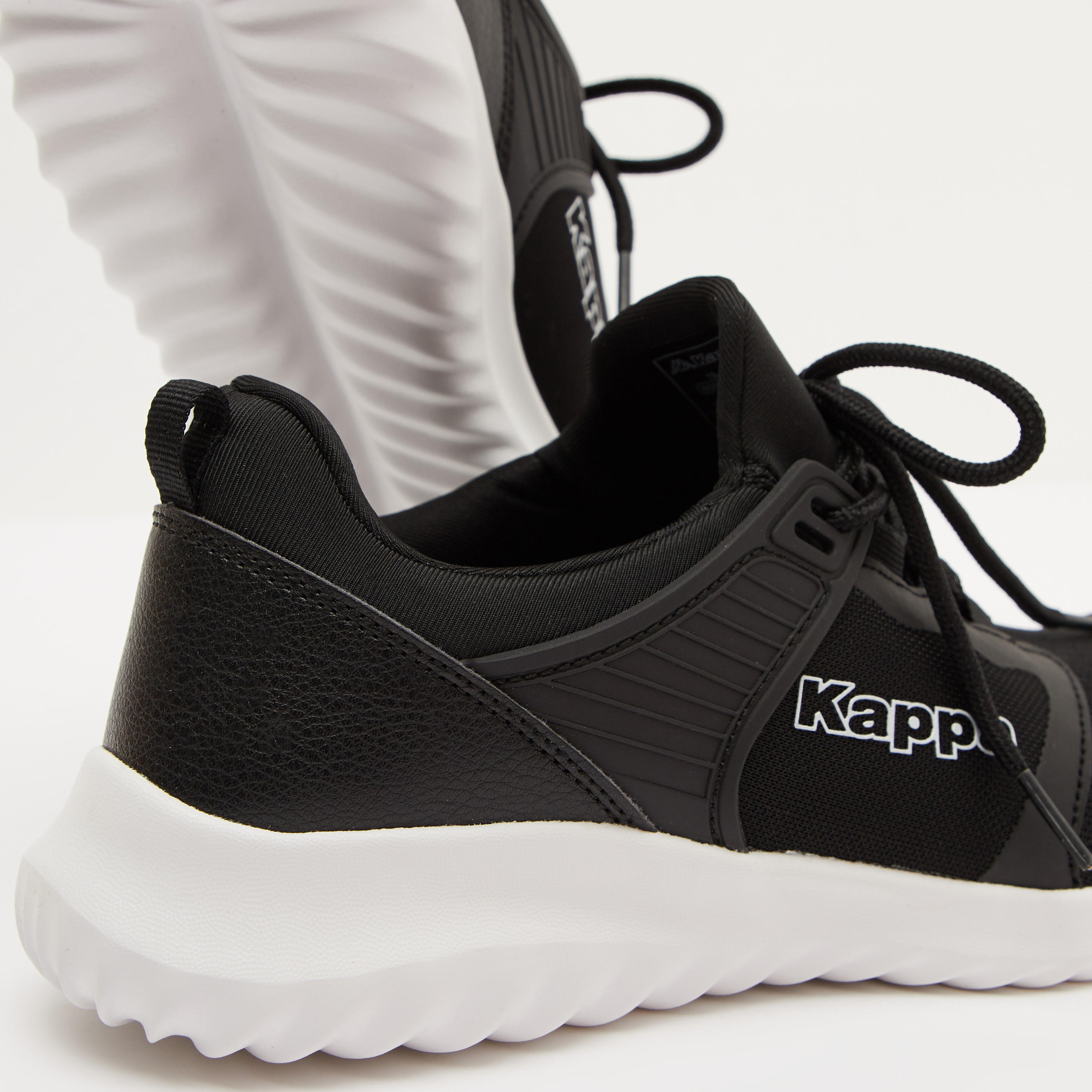 حذاء رياضي مبطّن برباط إغلاق للنساء من كابا-women-shoes-sneakers-image-4