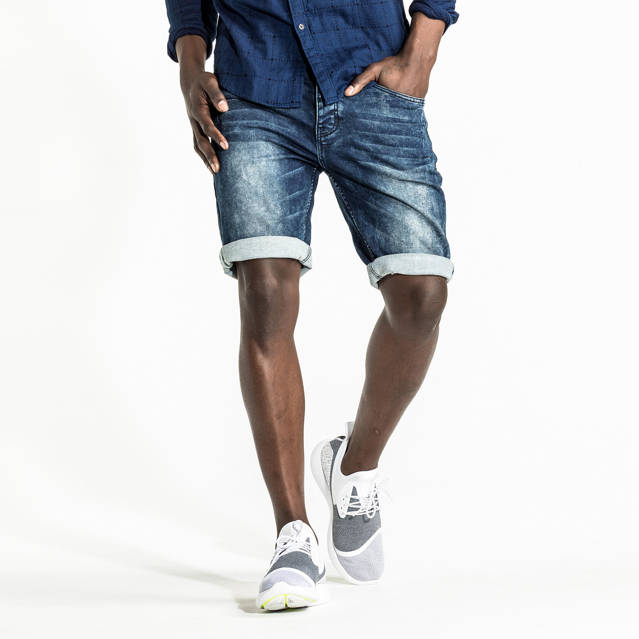 شورت من الدينم بقصة مطابقة للجسم وخصر متوسط الارتفاع وجيوب-men-clothing-bottoms-shorts-image-1