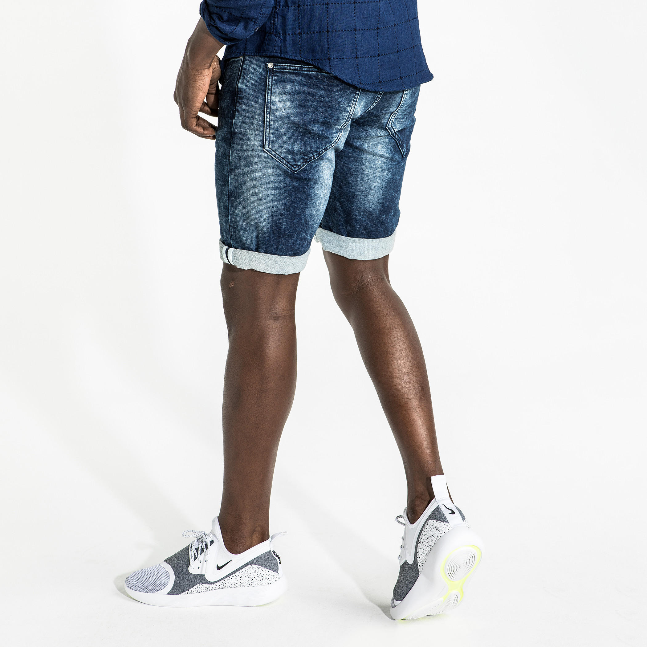 شورت من الدينم بقصة مطابقة للجسم وخصر متوسط الارتفاع وجيوب-men-clothing-bottoms-shorts-image-3