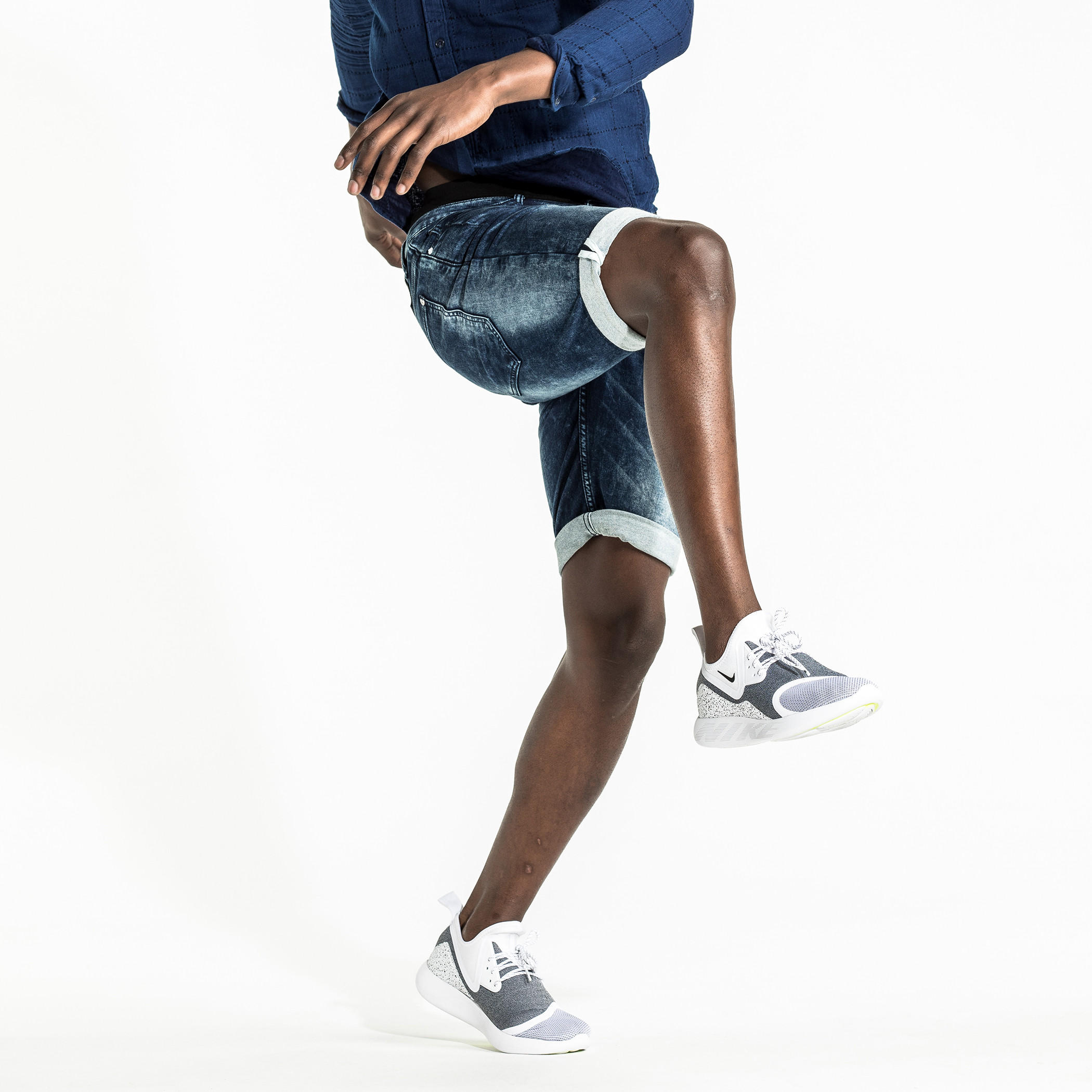شورت من الدينم بقصة مطابقة للجسم وخصر متوسط الارتفاع وجيوب-men-clothing-bottoms-shorts-image-4