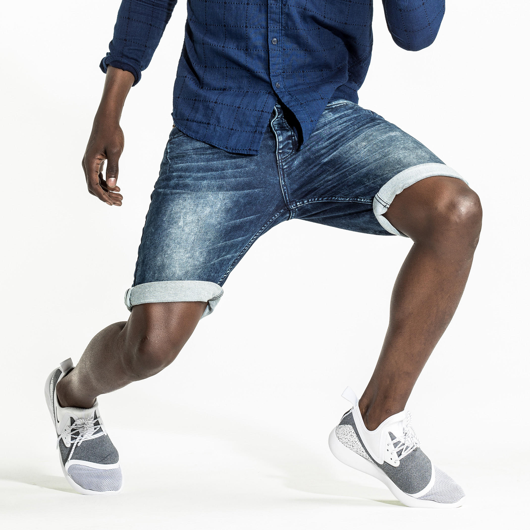 شورت من الدينم بقصة مطابقة للجسم وخصر متوسط الارتفاع وجيوب-men-clothing-bottoms-shorts-image-5