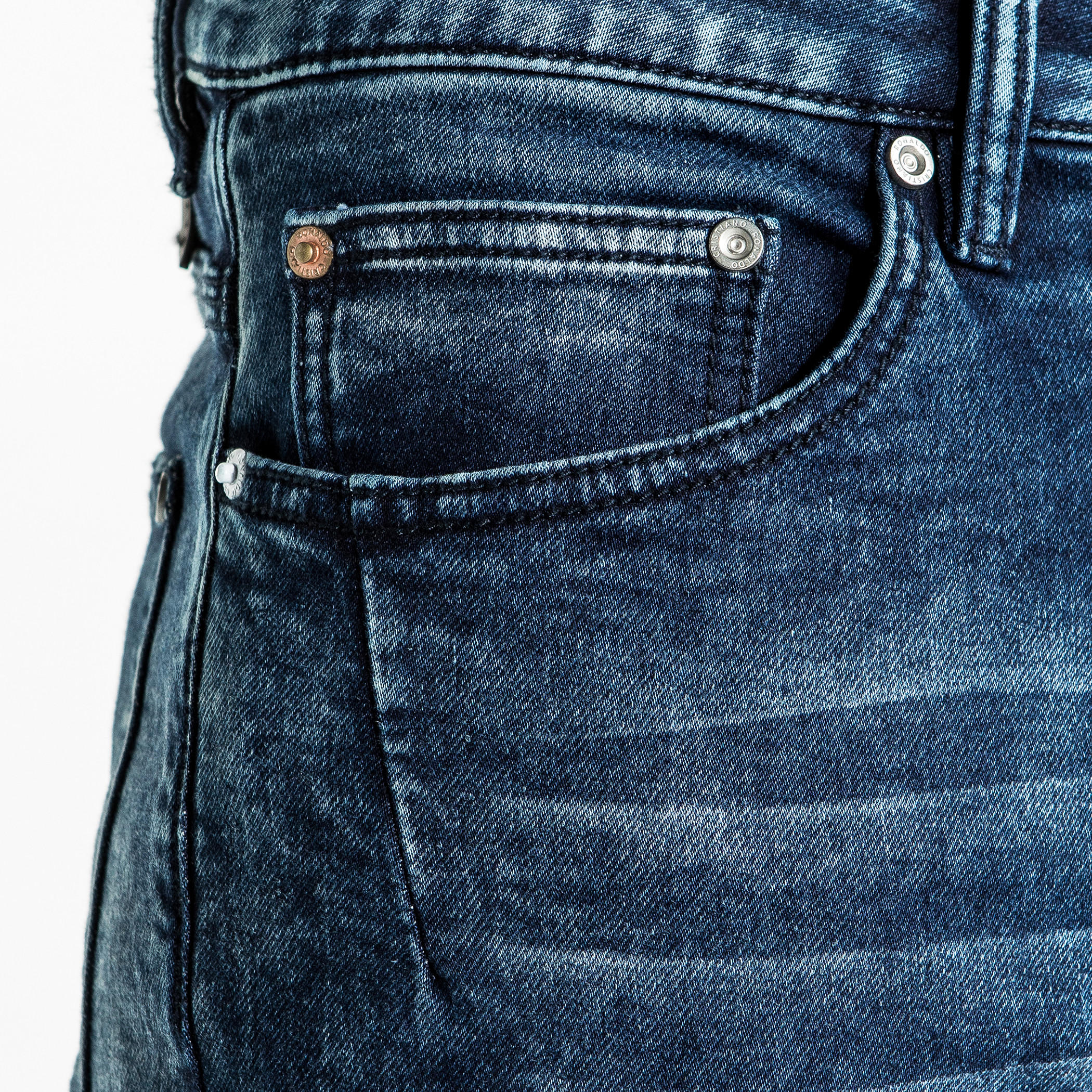 شورت من الدينم بقصة مطابقة للجسم وخصر متوسط الارتفاع وجيوب-men-clothing-bottoms-shorts-image-8